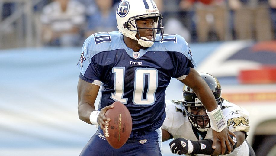 
                <strong>Platz 4: Vince Young</strong><br>
                Vince Young (Tennessee Titans, 2006, Tennessee Titans, 6 Siege in Serie): Young gewann in seiner ersten NFL-Saison sechs Spiele in Folge, wurde Rookie of the Year und schaffte es auf das Madden-Cover. Auch die zweite Saison war noch erfolgreich, doch dann schlug das Verletzungspech zu. Der mittlerweile 33-Jährige hat seine Karriere längst beendet.
              