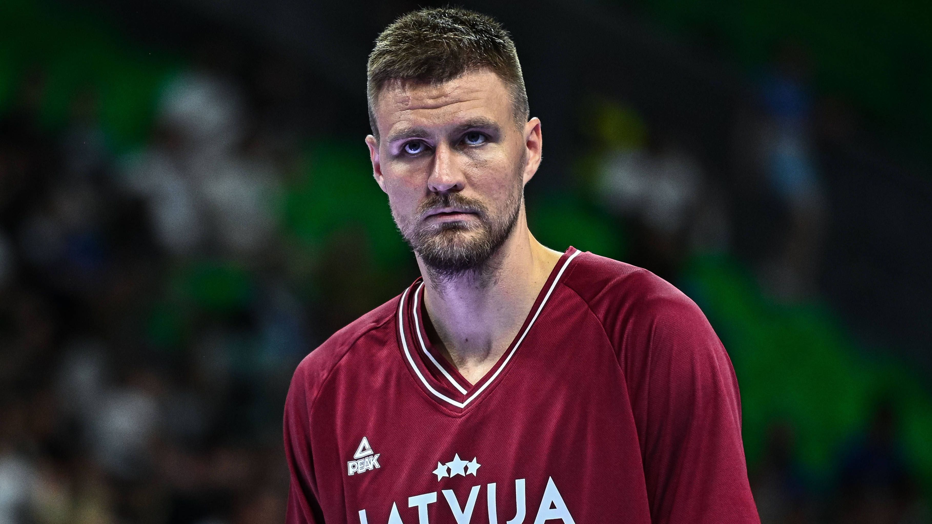 <strong>Kristaps Porzingis (Lettland/30)</strong> <br>Erst zum zweiten Mal ist der 2,21-Meter-Riese bei einer Basketball-EM dabei, seine Premiere verlief beeindruckend. 2017 verbuchte Porzingis im Schnitt 23,6 Punkte, nur der Russe Alexei Schwed (24,3) und der heutige deutsche Kapitän Dennis Schröder (23,7) waren damals besser. ...