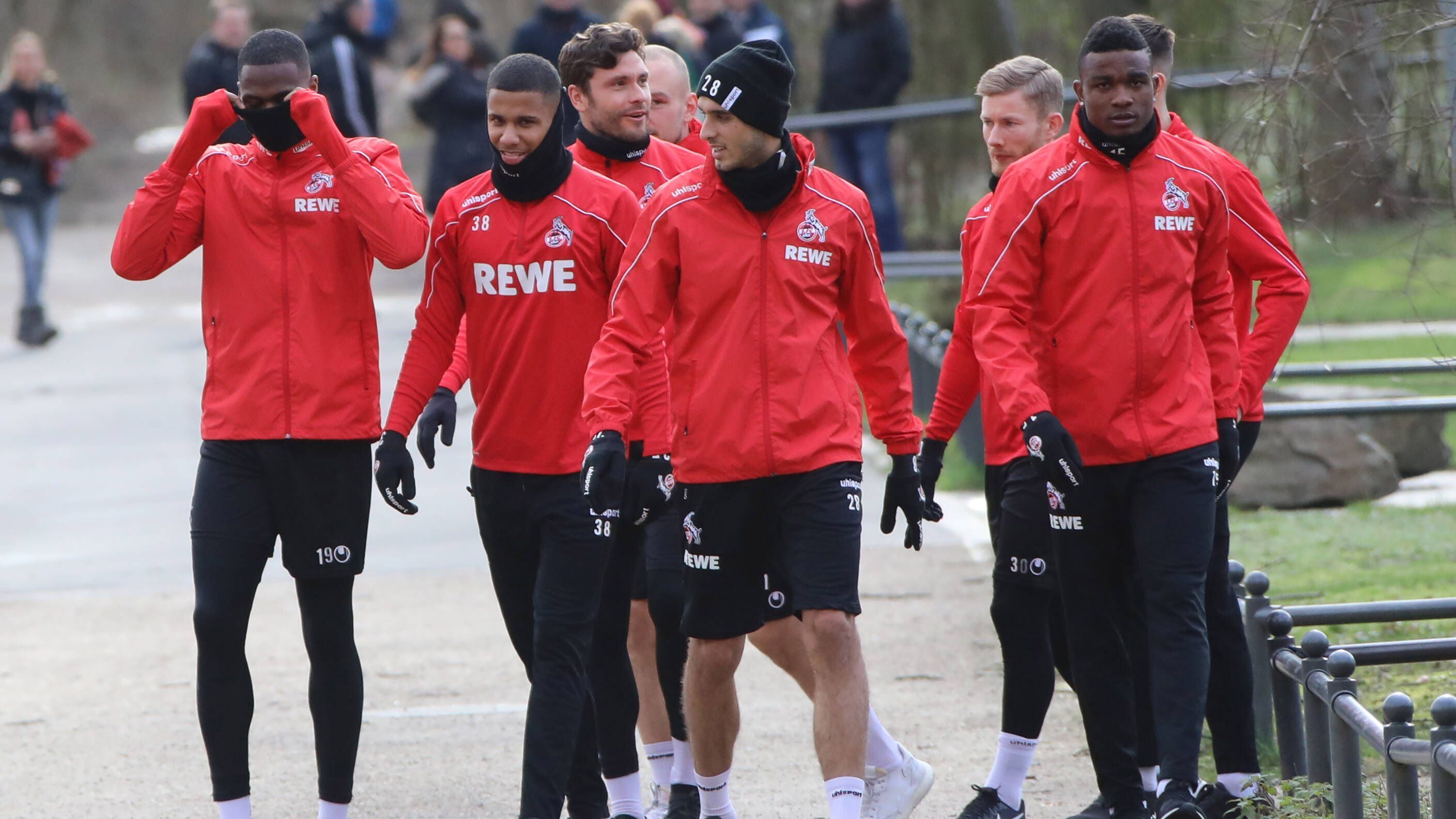 
                <strong>1. FC Köln </strong><br>
                Der FC stieg Donnerstag ins Mannschaftstraining ein und wird für eine Woche als Quarantäne-Maßnahme in ein Hotel in der City ziehen. Der Klub hatte sich mit dem Gesundheitsamt der Stadt Köln bereits intensiv über das medizinische Konzept der DFL ausgetauscht und die Genehmigung erhalten, unter diesen Voraussetzungen am Donnerstag ins Mannschaftstraining einzusteigen.
              