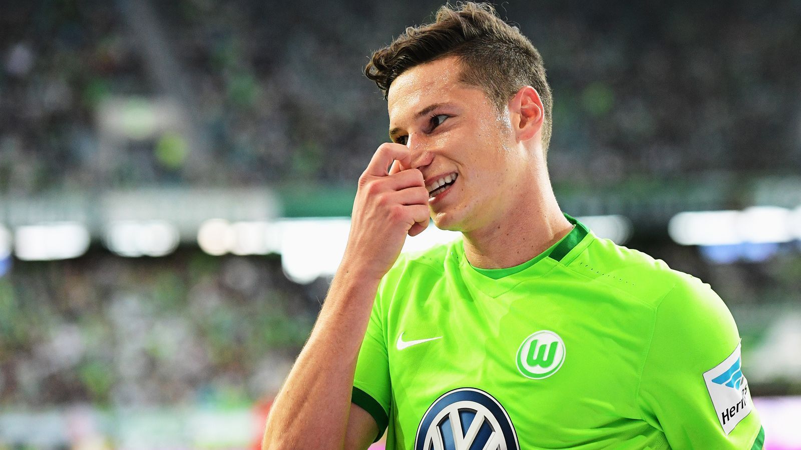 <strong>Julian Draxler</strong><br>
                Julian Draxler hatte nach einem Jahr Wolfsburg und einer für ihn starken EM 2016 keine Lust mehr auf die Autostadt. In einem Interview teilte er das den Verantwortlichen deutlich mit und pochte auf eine mündliche Zusage, wechseln zu können. Wolfsburg verwies wiederum auf den laufenden Vertrag, allerdings nur noch bis zur Winterpause 2016, in der Draxler schließlich zu Paris St. Germain gehen durfte.
