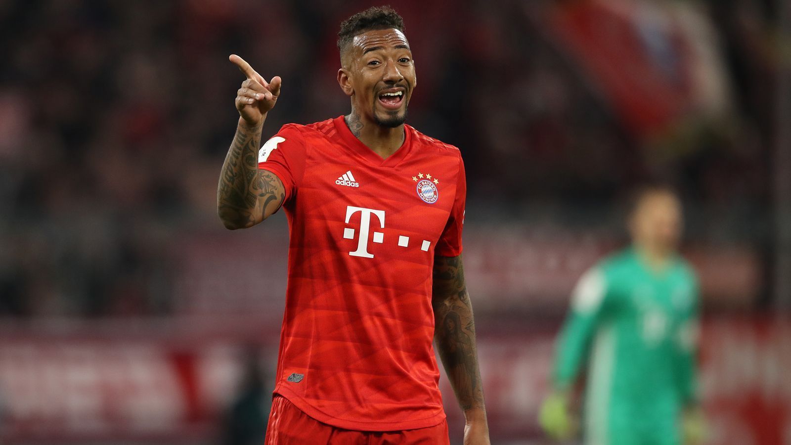 
                <strong>Jerome Boateng</strong><br>
                Ebenfalls am Anfang der Corona-Pandemie geriet Bayern-Verteidiger Jerome Boateng in Rampenlicht, weil der deutsche Weltmeister gegen die geltenden Ausgangsbeschränkungen verstieß. Nachdem Boateng ohne Erlaubnis des Vereins München verließ und es zu einem Autounfall kam, wurde dem Routinier von seinem Arbeitgeber eine Geldstrafe aufgebrummt. Dies stieß wiederum Boateng sauer auf, denn er soll gute Gründe gehabt haben, um die bayerische Landeshauptstadt zu verlassen. Da es seinem Sohn gesundheitlich nicht gut ging, machte sich der 31-Jährige auf den Weg zu ihm. "Ich akzeptiere jede Strafe der Welt, wenn sie berechtigt ist", sagte Boateng der "Bild", "aber in dem Moment hatte ich nur meinen Sohn in Kopf. Ihm ging es gesundheitlich nicht gut. Wenn ein Sohn seinen Vater ruft, dann fahre ich natürlich noch los, egal zu welcher Uhrzeit". Boateng weiter: "Für ihn nehme ich jede Strafe in Kauf, das ist schließlich mein Sohn."
              