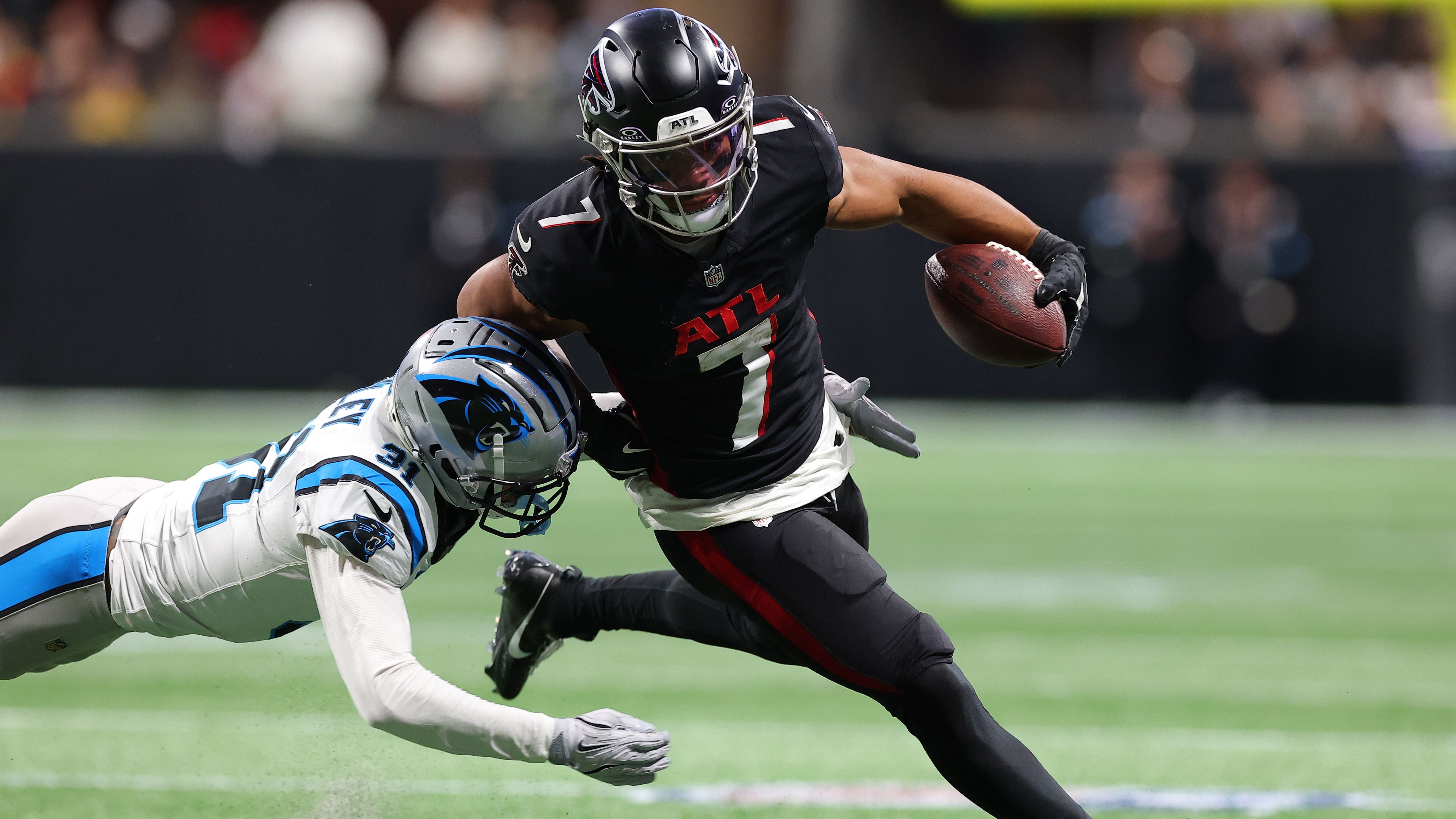 <strong>Atlanta Falcons: Bijan Robinson</strong><br>Der Erstrunden-Pick von 2023 drehte in der vergangenen Saison richtig auf. Der Running Back sammelte mit 1.456 Rushing Yards die drittmeisten in der NFL und wurde als Ersatz für Eagles-Superstar Saquon Barkley in den Pro Bowl berufen. Kein anderer Spieler war wertvoller für die Falcons.