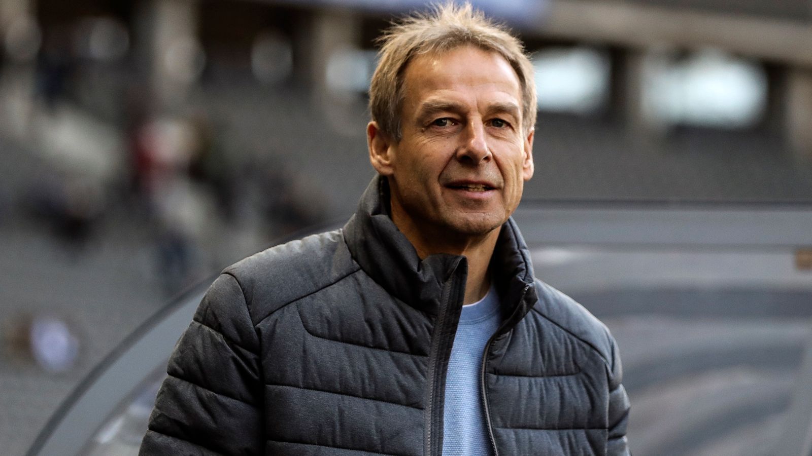 
                <strong>Jürgen Klinsmann war noch Hertha-Trainer</strong><br>
                Jürgen Klinsmann war noch Trainer von Hertha BSC und blickte dem Spiel gegen den FC Bayern München am Sonntag (19. Januar 2020) entgegen. Der Ärger um seine angeblich nicht vorhandene Trainerlizenz hatte sich gerade gelegt. "Wir haben vor Wochen einen Prozess gestartet, der wird weitergehen", versprach Klinsmann noch vor dem Spiel. Damals ahnte noch keiner, dass Klinsmann ein "geheimes" Tagebuch führte.
              