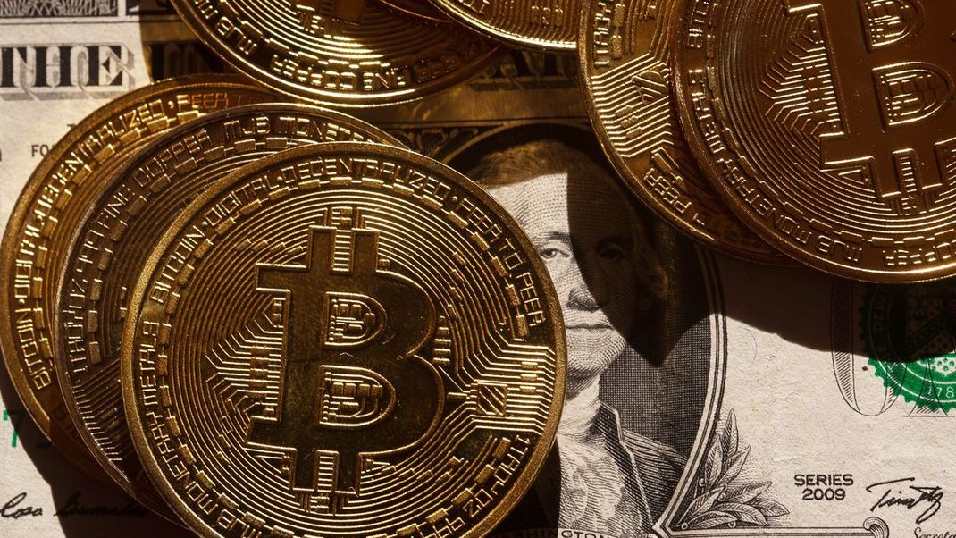 Der Bitcoin (Bild) war lange Zeit die wertvollste Kryptowährung. Nun wird er von einer anderen überflügelt.