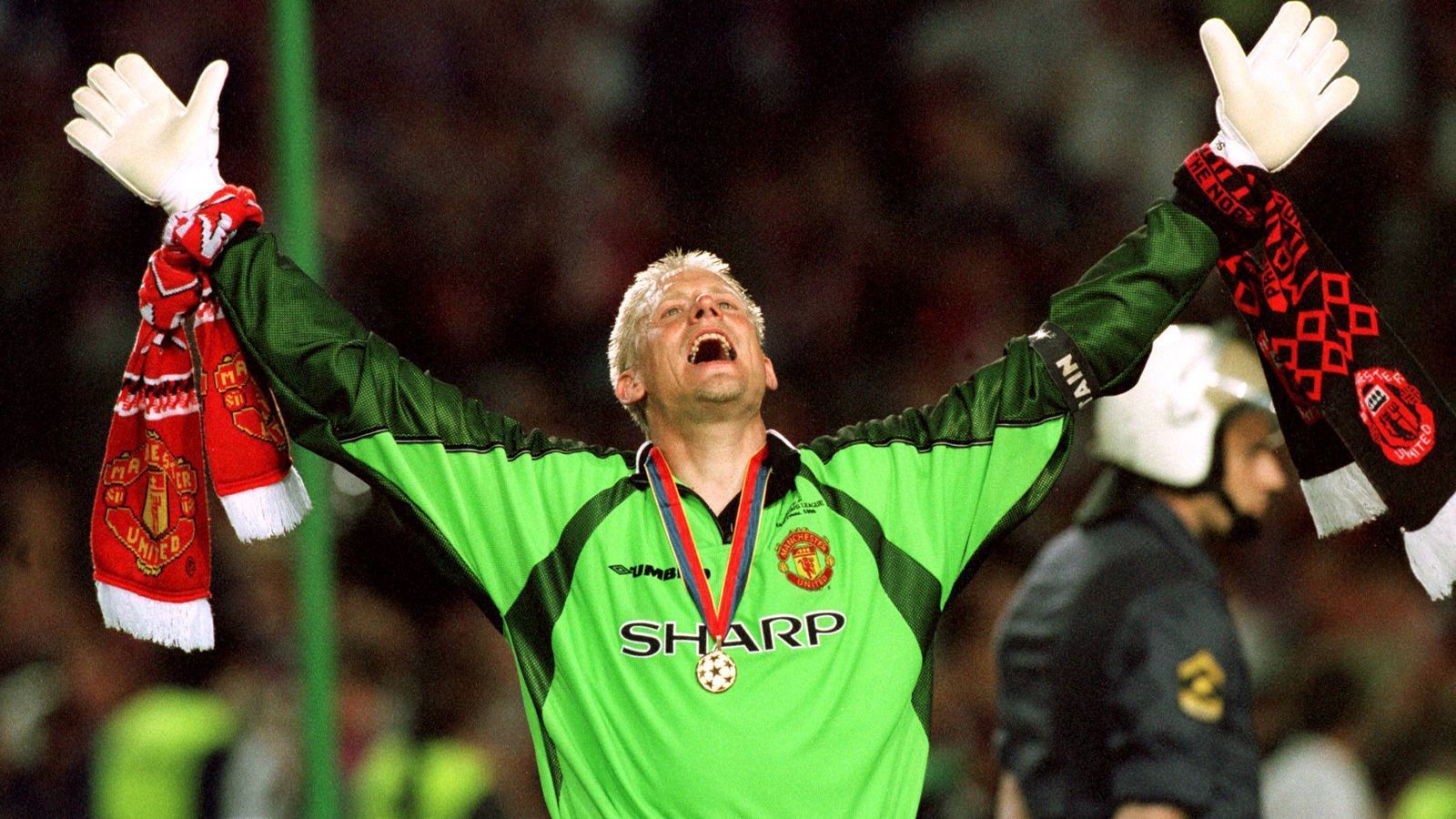 
                <strong>Peter Schmeichel</strong><br>
                Peter Schmeichel galt jahrelang als der beste Keeper der Welt. Mit Dänemark wurde er 1992 sensationell Europameister, 1999 sorgte er beim FC Bayern München für Tränen, als er mit Manchester United in einem Herzschlagfinale die Champions League gewann. Nach seiner aktiven Karriere arbeitet er beim dänischen Fernsehen.
              