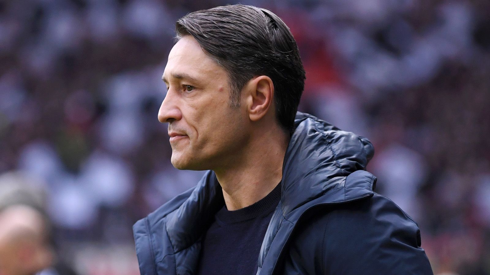 
                <strong>Nach Kovac-Aus: Das sollte Bayerns neuer Trainer mitbringen  </strong><br>
                Am 3. November 2019 wurde das Kapitel Niko Kovac beim FC Bayern endgültig für beendet erklärt. Der Klub gab die Trennung vom Double-Trainer der Vorsaison bekannt. Die 1:5-Niederlage in Frankfurt war zu viel für den Rekordmeister, die bereits seit einigen Wochen keinen überzeugenden Fußball auf den Platz gebracht hatte. Kovac ereilt damit dasselbe Schicksal, wie in der Vergangenheit bereits seine Vorgänger Louis van Gaal und Felix Magath, die nach dem Gewinn von Meisterschaft und Pokal kurze Zeit später ihren Hut nehmen mussten. Den hohen Ansprüchen der Bayern war letztlich auch der einstige Frankfurter Erfolgstrainer nicht mehr gewachsen. Vorrübergehend übernimmt Co-Trainer Hansi Flick den Job. ran.de zeigt, was der neue Mann auf der Trainerbank der Münchner mitbringen muss.
              