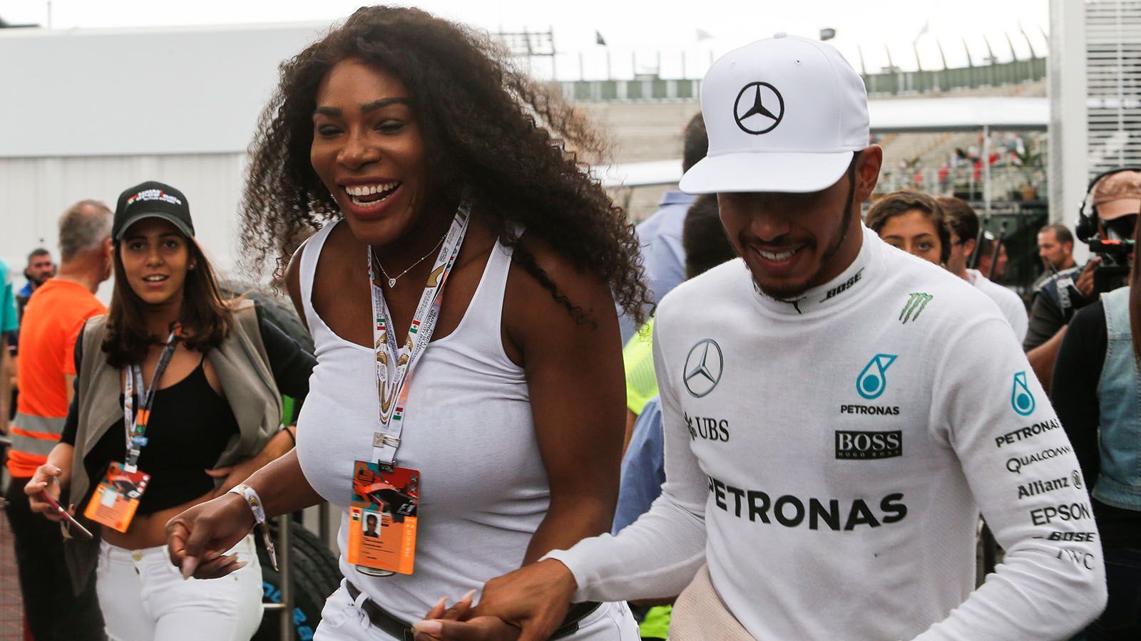 
                <strong>Lewis Hamilton und Serena Williams steigen in Poker um den FC Chelsea ein</strong><br>
                Dass sich Williams und Hamilton in das von Broughton angeführte Investoren-Konsortium eingekauft haben, berichtete zunächst "Sky News". Sollte der FC Chelseas an das Konsortium verkauft werden, wären die beiden Sportstars also "Miteigentümer" des sechsmaligen englischen Meisters. Laut den Berichten sollen beide rund zwölf Millionen Euro zahlen, um Teil des Konsortiums zu sein. Insgesamt soll der Kaufpreis für den Klub bei rund 3,6 Milliarden Euro liegen. Aber wer gehört der Investoren-Gruppe ansonsten an?
              