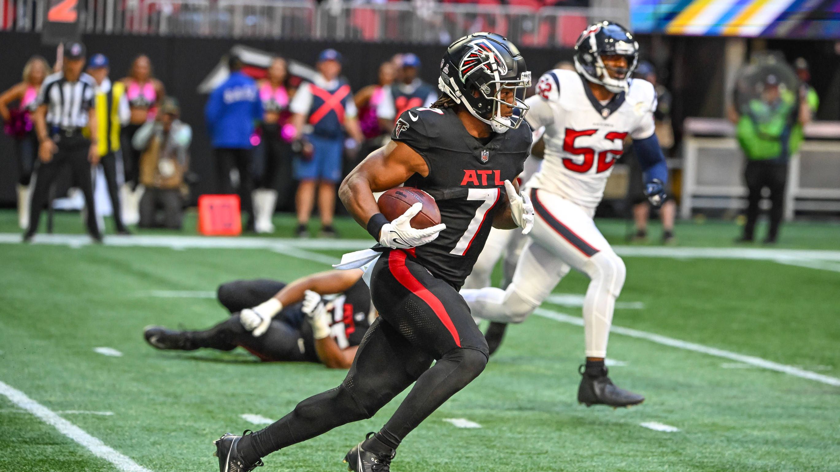 <strong>8. Pick: Bijan Robinson (Atlanta Falcons)</strong><br>Bei kaum einem Spieler lag die Messlatte höher als bei Bijan Robinson. Als eines der Aushängeschilder des College-Footballs konnte der Running Back in seiner ersten Spielzeit auch in der NFL überzeugen. Knapp 1.500 Yards (969 Rushing, 487 Receving) sammelte er. Hin und wieder ließ er seine Extraklasse bei individuellen Spielzügen aufblitzen.&nbsp;