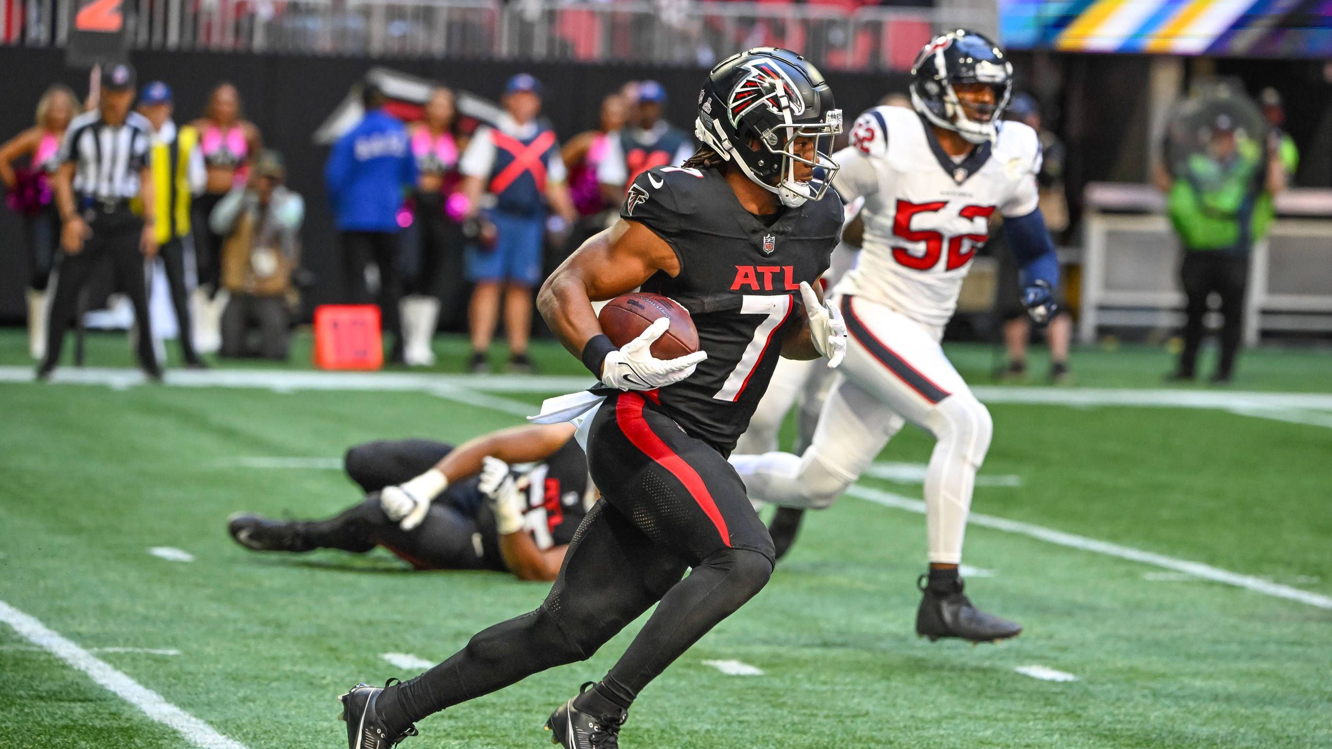 <strong>Platz 25: Atlanta Falcons<br></strong><a href="https://www.ran.de/sports/american-football/nfl/news/nfl-atlanta-falcons-neuzugang-kirk-cousins-wechselt-trikotnummer-356641"></a>Nachdem die Free Agency nicht gut für Atlanta verlief, ging man den Draft aggressiv an und tradete nach dem Pick für Pass Rusher Jalon Walker wieder in die erste Runde, um mit Edge James Pearce Jr. einen weiteren Quarterback-Jäger zu holen. Die Falcons kannten ihren größten Need gut. Man hatte aber ohnehin nicht viele Picks, durch den teuren Trade mit den Rams war danach nicht mehr viel drin. Die Offense ist auf dem Papier gut aufgestellt, doch was kann Quarterback Michael Penix Jr. in Jahr zwei erreichen?