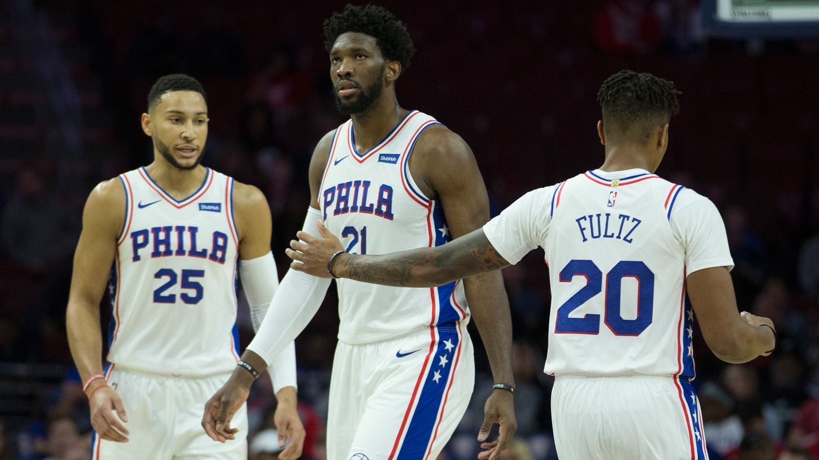 
                <strong>3. Platz im Osten: Philadelphia 76ers</strong><br>
                Trust the Process. Die Philadephia 76ers könnten einen weiteren Schritt nach vorne machen und den ersten Playoff-Seed angreifen. Dafür müssen Joel Embiid und Ben Simmons allerdings fit bleiben und Markelle Fultz müsste beweisen, warum er beim letztjährigen Draft an erster Stelle ausgewählt wurde. Dabei bereitet vor allem sein Wurf noch größere Sorgen. So müssen die Sixers auf Ausrutscher aus Boston und Toronto hoffen. 
              