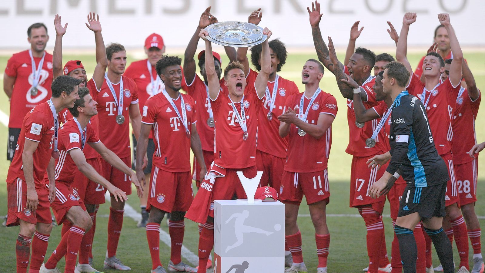 
                <strong>Gewinner: FC Bayern München</strong><br>
                Es war ein Jahr wie gemalt. Der FC Bayern München brauchte nicht allzu lange, um nach dem durchwachsenen Saisonstart 2019 wieder in die Spur zu finden und lieferte von dort an nahezu Woche für Woche eine Weltklasse-Leistung ab. Nach 32 Spielen war den Bayern die achte Meisterschaft nicht mehr zu nehmen. Mit 100 Toren erzielten die Bayern die meisten, kassierten mit 32 die wenigsten und gewannen zum Ende der Saison 13 Mal in Serie. Doch die Krönung folgte in Lissabon: Beim Finalturnier der Champions League ließen sich die Bayern auch durch die lange Corona-Pause nicht aus der Form bringen und stemmten am Ende den Henkelpott in die Luft. Besonders eine Person hatte einen entscheidenden Anteil am erfolgreichen Bayern-Jahr: Trainer Hansi Flick.
              