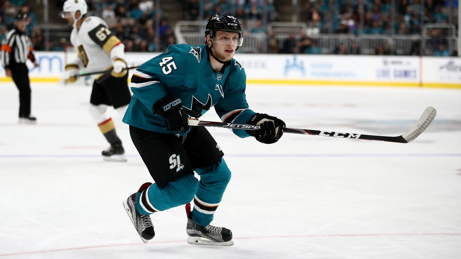 
                <strong>San Jose Sharks: Lean Bergmann</strong><br>
                Für den Iserlohner heißt es zunächst erstmal zuschauen und trainieren. Während des Training Camps schickten ihn die Sharks in die Trainingsgruppe der San Jose Barracuda, dem Farmteam. Immerhin gibt es die Chance auf das sogenannte Taxi Squad, einer zusätzlichen Truppe an Spielern, mit denen schnell auf Corona-Infektionen reagiert werden kann.
              