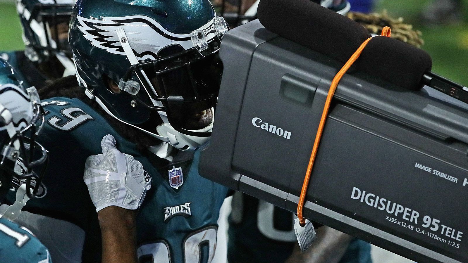 
                <strong>Kameras im Überfluß</strong><br>
                Die TV-Übertragung des Super Bowls setzt Maßstäbe für Sportereignisse. Der US-Sender CBS wird 115 Kameras im Stadion einsetzen, darunter auch hochauflösende 8K-Kameras, die die Endzonen filmen und denen wirklich nichts entgehen dürfte.
              