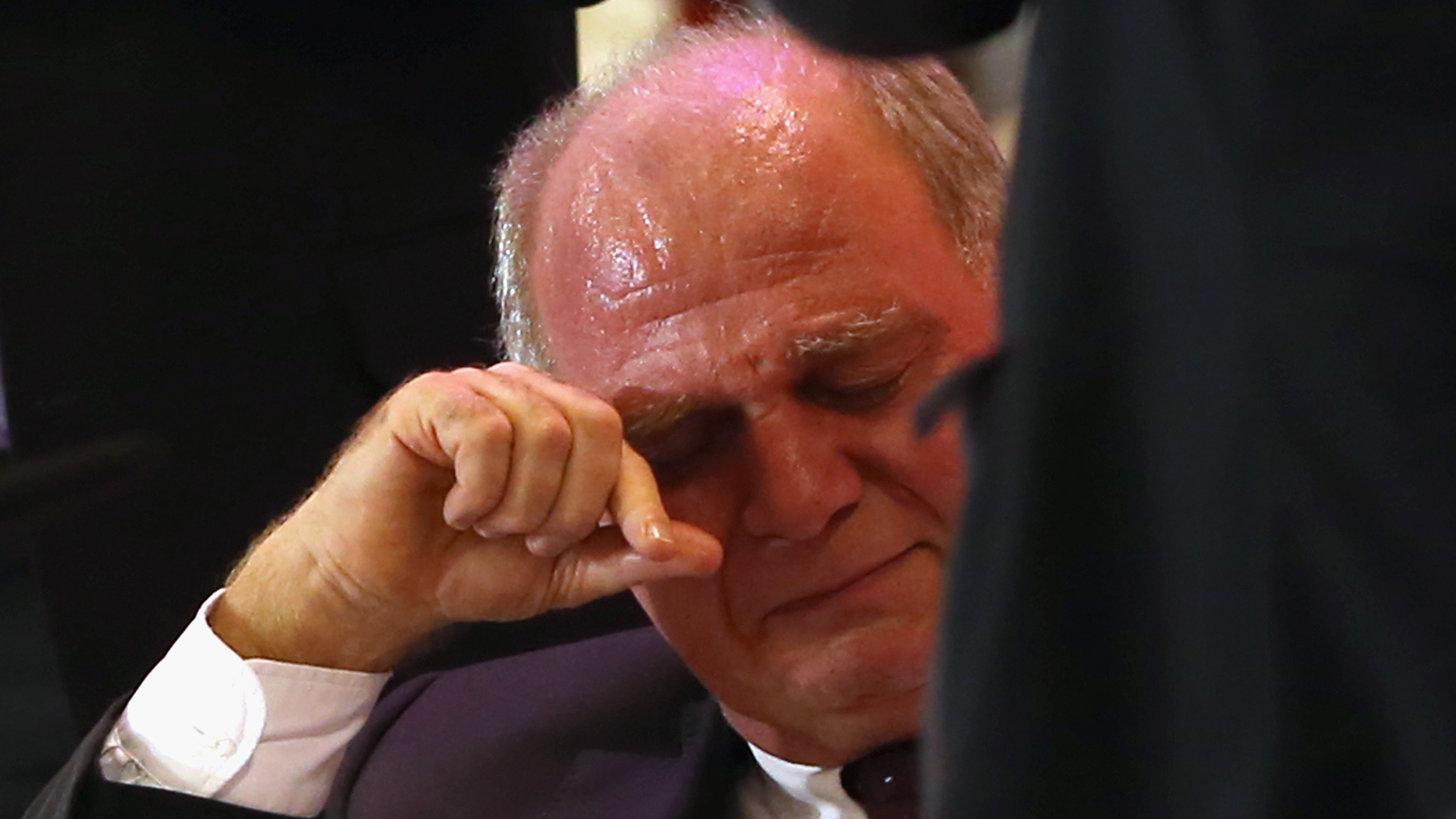 <strong>Hoeneß' Steuer-Eklat (2013)</strong><br>Vor der JHV 2013 war bekannt geworden, das Hoeneß wegen Steuerhinterziehung Selbstanzeige erstattet hatte. Vor den Mitgliedern gestand der Präsident seinen "großen Fehler" ein. Unter Tränen sagte er: "Ich werde für meinen Fehler geradestehen und fast 35 Millionen Euro an den Staat zahlen."