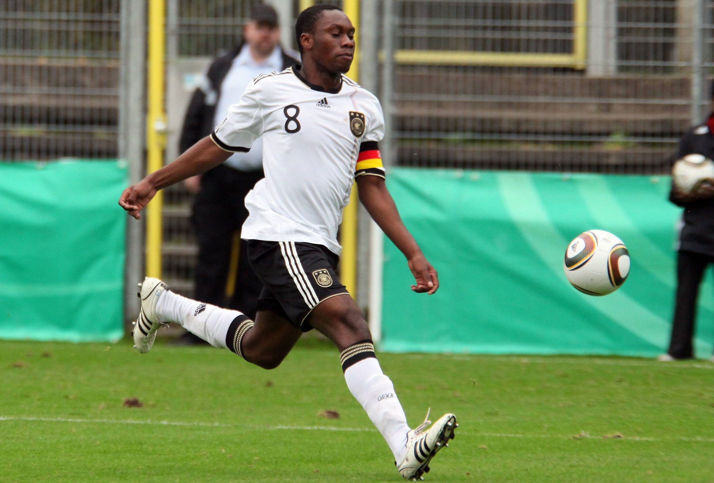 
                <strong>Der Motor: Reinhold Yabo</strong><br>
                Yabo ist das Herz der Mannschaft. Der mit Eintracht Frankfurt in Verbindung gebrachte Mittelfeldspieler gewann 2009 als Kapitän (!) die U-17-Europameisterschaft. Damals stand der heute 23-Jährige unter anderem im Kader mit Mario Götze und Marc-Andre ter Stegen.
              