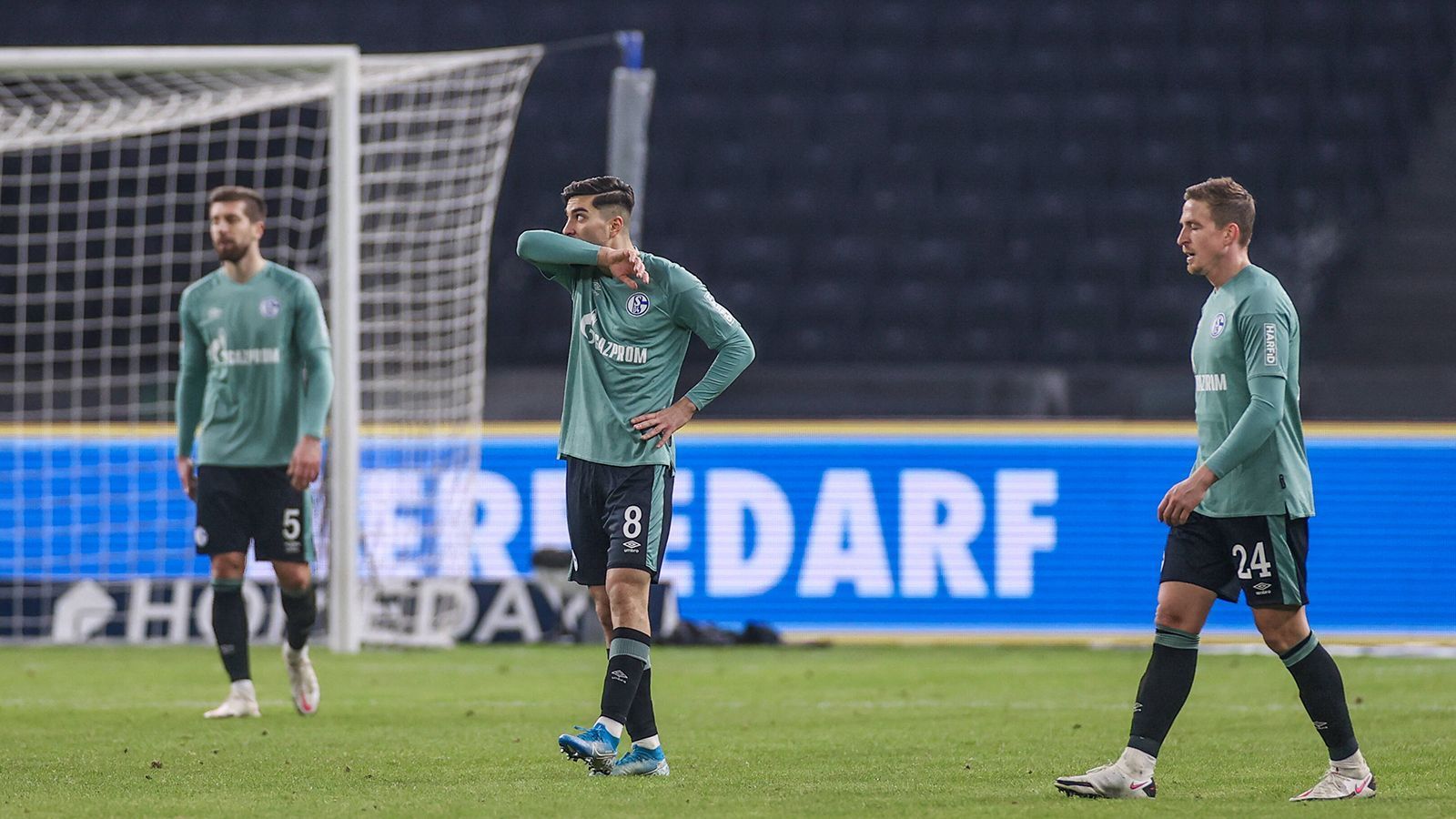 
                <strong>Viel Arbeit für und vor Gross</strong><br>
                In diesem Sinne: Willkommen auf Schalke! Gegen das zuletzt ebenfalls kriselnde Hertha gab's also auch eine Packung. Und Gross dürfte sich dem Ausmaß seiner Aufgabe in Gelsenkirchen endgültig bewusst geworden sein. S04 bleibt damit freilich am Tabellenende, mit vier Punkten nach 14 Spielen. Zum historischen Sieglosrekord von Tasmania Berlin (31 Spiele) fehlt nur noch eine Partie.
              