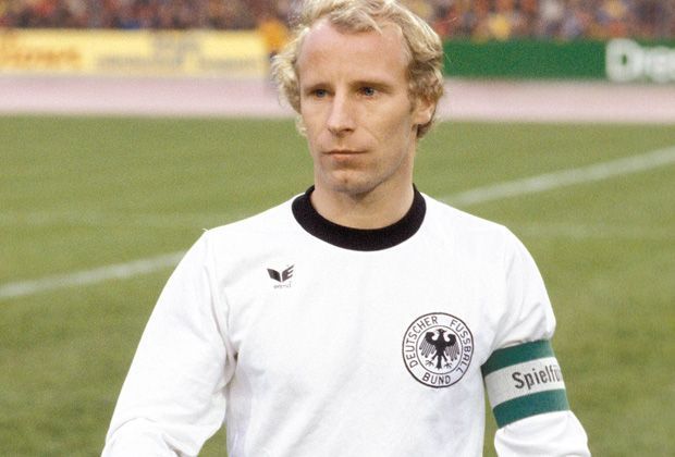 
                <strong>Berti Vogts (20 Spiele als Kapitän)</strong><br>
                96 Spiele hat Berti Vogts für die deutsche Mannschaft vorzuweisen, davon 20 als Kapitän. Als Europameister 1972 und Weltmeister 1974 erreichte er mit dem DFB-Team große Erfolge. Außerdem wurde er als Trainer 1996 Europameister.
              