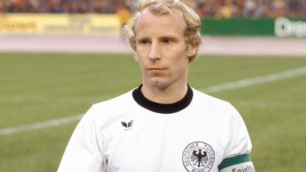 
                <strong>Berti Vogts (20 Spiele als Kapitän)</strong><br>
                96 Spiele hat Berti Vogts für die deutsche Mannschaft vorzuweisen, davon 20 als Kapitän. Als Europameister 1972 und Weltmeister 1974 erreichte er mit dem DFB-Team große Erfolge. Außerdem wurde er als Trainer 1996 Europameister.
              