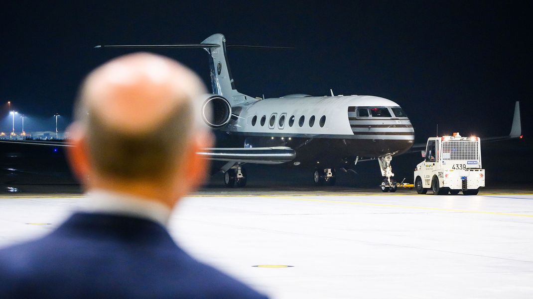 Bundeskanzler Olaf Scholz (SPD) empfängt die frei gelassenen Personen, die mit einem Flugzeug nach dem Gefangenenaustausch mit Russland auf dem militärischen Teil des Flughafen Köln/Bonn ankommen.