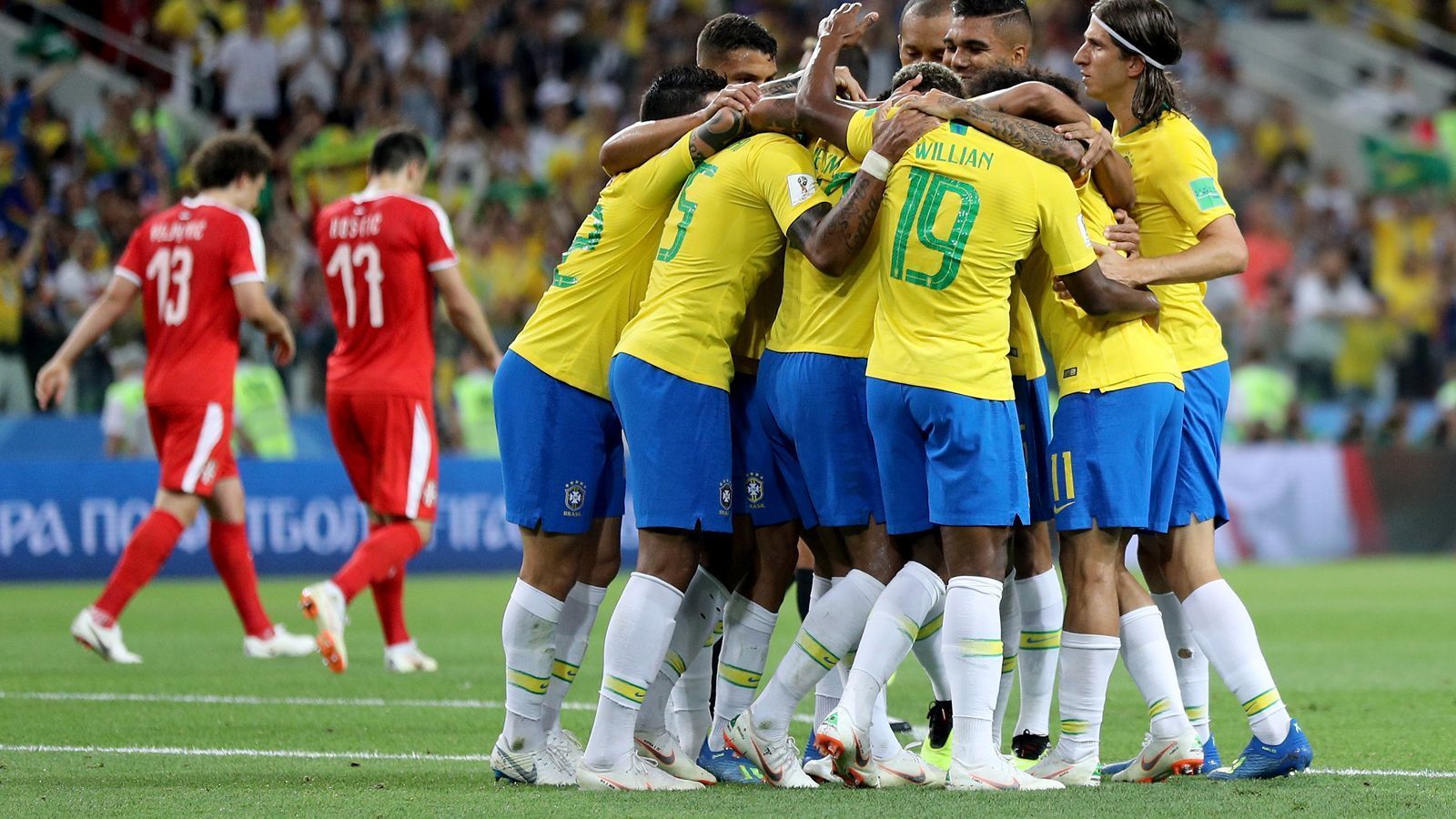 
                <strong>1. Gruppe E: Brasilien</strong><br>
                Rekordweltmeister Brasilien ist durch. Die Mannschaft von Trainer Tite entscheidet die Gruppe E zu ihren Gunsten. Nach dem Auftakt-Remis gegen die Schweiz gewinnen die Südamerikaner die folgenden beiden Spiele und ziehen als Gruppensieger ins Achtelfinale ein. Dort wartet Mexiko.
              