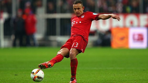 
                <strong>Platz 10: Rafinha (FC Bayern München)</strong><br>
                Platz 10: Rafinha (FC Bayern München). Gerade noch in die Top Ten gerutscht - und das, obwohl der Brasilianer beim FC Bayern kein Stammspieler ist. Rafinhas Passquote liegt bei 93 Prozent - so viel wie beim Zweitplatzierten. Allerdings kamen absolut nur 1.213 Bälle erfolgreich beim Mitspieler an.
              
