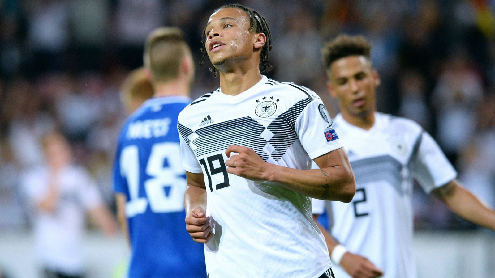 
                <strong>Leroy Sane (23) </strong><br>
                Sane ist inzwischen eines der Gesichter beim Neuaufbau der A-Nationalmannschaft. Der Flügelflitzer, der heftig vom FC Bayern umworben wird, traf zuletzt in beiden EM-Qualifikationsspielen gegen Weißrussland und Estland. Für die U21 absolvierte er insgesamt zehn Länderspiele, das letzte im November 2016. Seither streifte sich der gebürtige Essener nur noch das Trikot der A-Mannschaft über. 
              