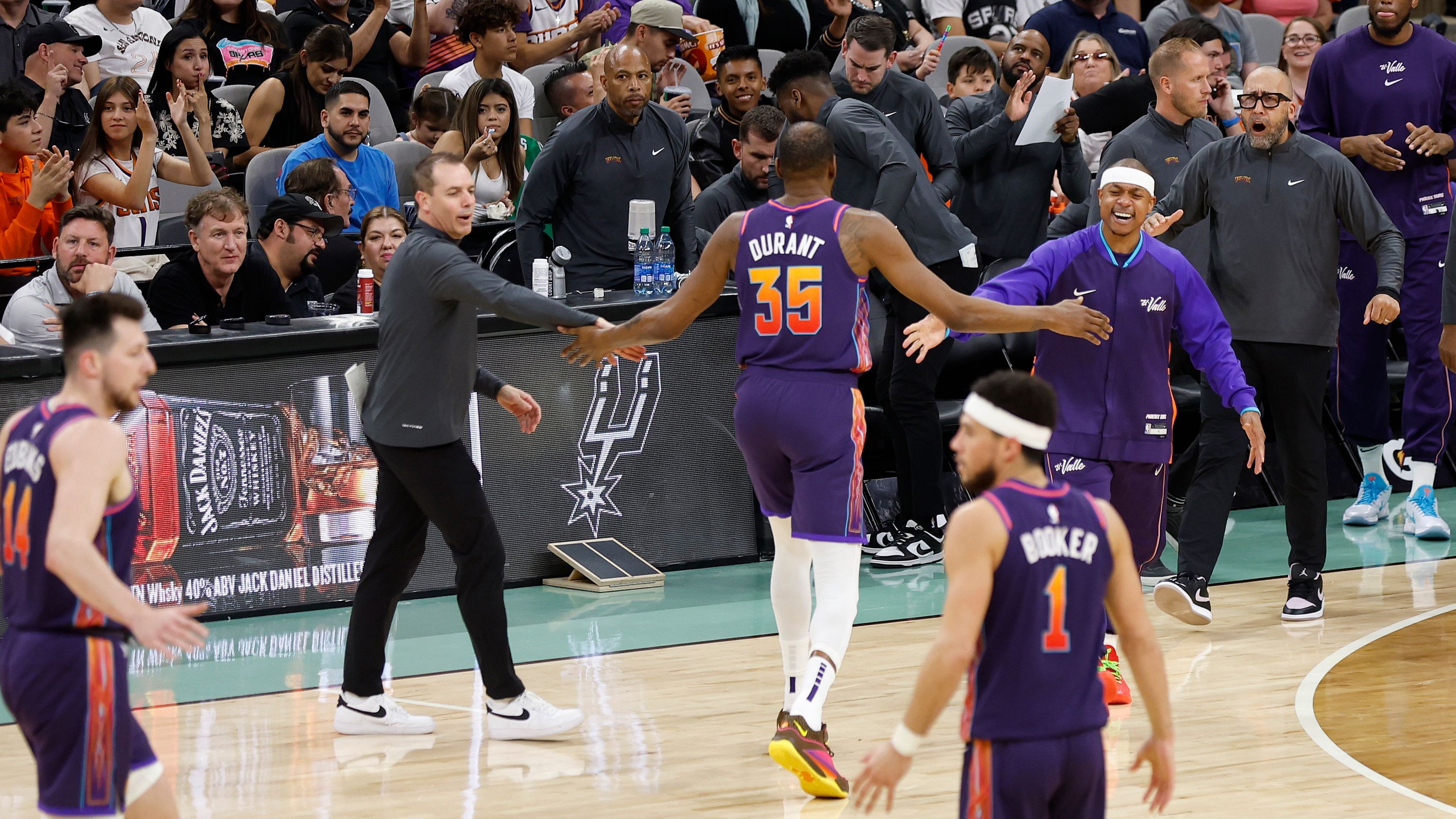 <strong>7. Phoenix Suns (zuvor Rang 9, 46-31)</strong> <br>Alle redeten vom schwierigsten Restspielplan der Suns der letzten NBA-Jahre. Alle sprachen davon, dass KD sogar noch auf Rang 9 oder 10 abrutschen könnte. Und was machen die Suns? Sie durchleben die stärkste Saisonphase, schlagen innerhalb weniger Tage Denver, New Orleans, Cleveland und Minnesota. So kann es für die Vogel-Truppe ein langer Run werden.