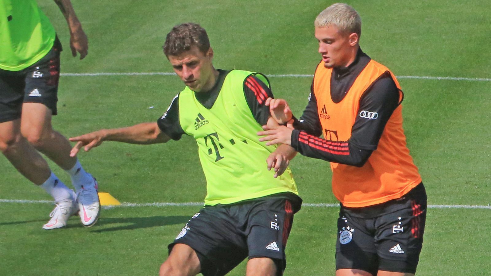 
                <strong>PRO: Bayern fehlt ein erprobter Backup für Müller</strong><br>
                Thomas Müller ist in Bayerns-Mittelfeld inzwischen wieder unverzichtbar. Der 31-Jährige hat kaum mit Verletzungen zu kämpfen, steht eigentlich immer zur Verfügung, wenn die Münchner ihn brauchen. Doch selbst ein Müller braucht mal eine Verschnaufspause, gerade in dieser Corona-bedingt eng getakteten Saison. Mit dem Supercup-Finale gegen den FC Sevilla beginnt für die Münchner eine Phase, in der sie neun Pflichtspiele in 38 Tagen bestreiten. Als positionsgetreuer Ersatz steht hinter Müller Mickael Cuisance (r.) bereit. Der junge Franzose zeigte gegen Ende der vergangenen Saison sein Potenzial, die große internationale Erfahrung fehlt ihm aber.
              