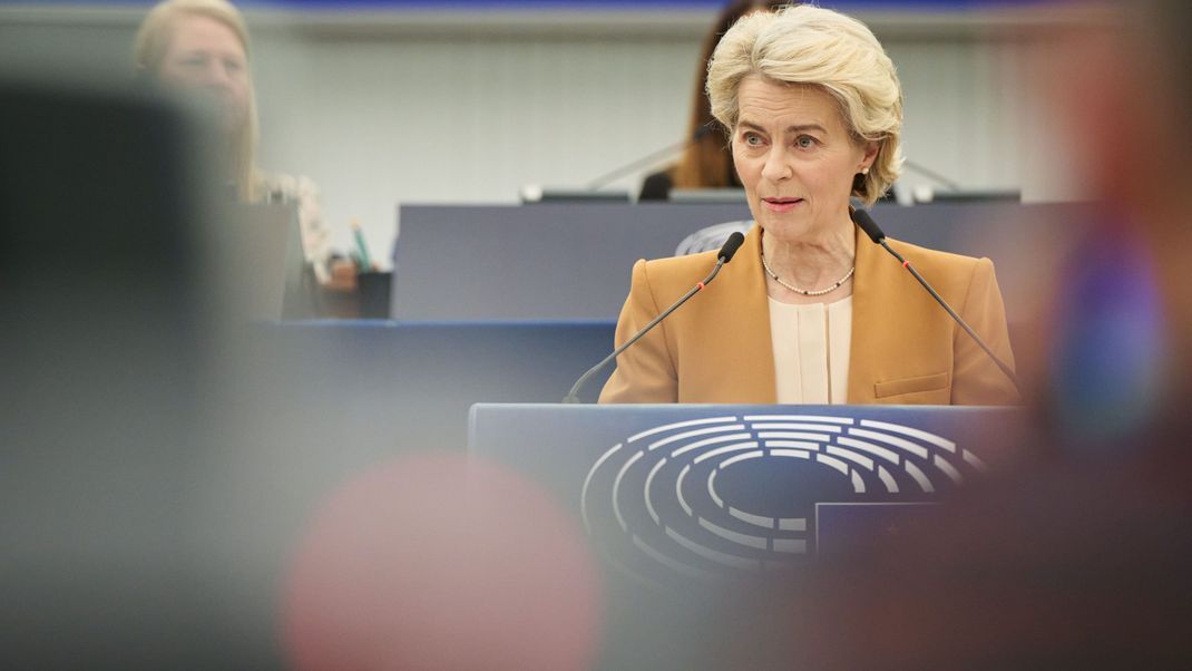 Ursula von der Leyen, Vorsitzende der EU-Kommission, spricht auf einer Plenarsitzung in Brüssel.