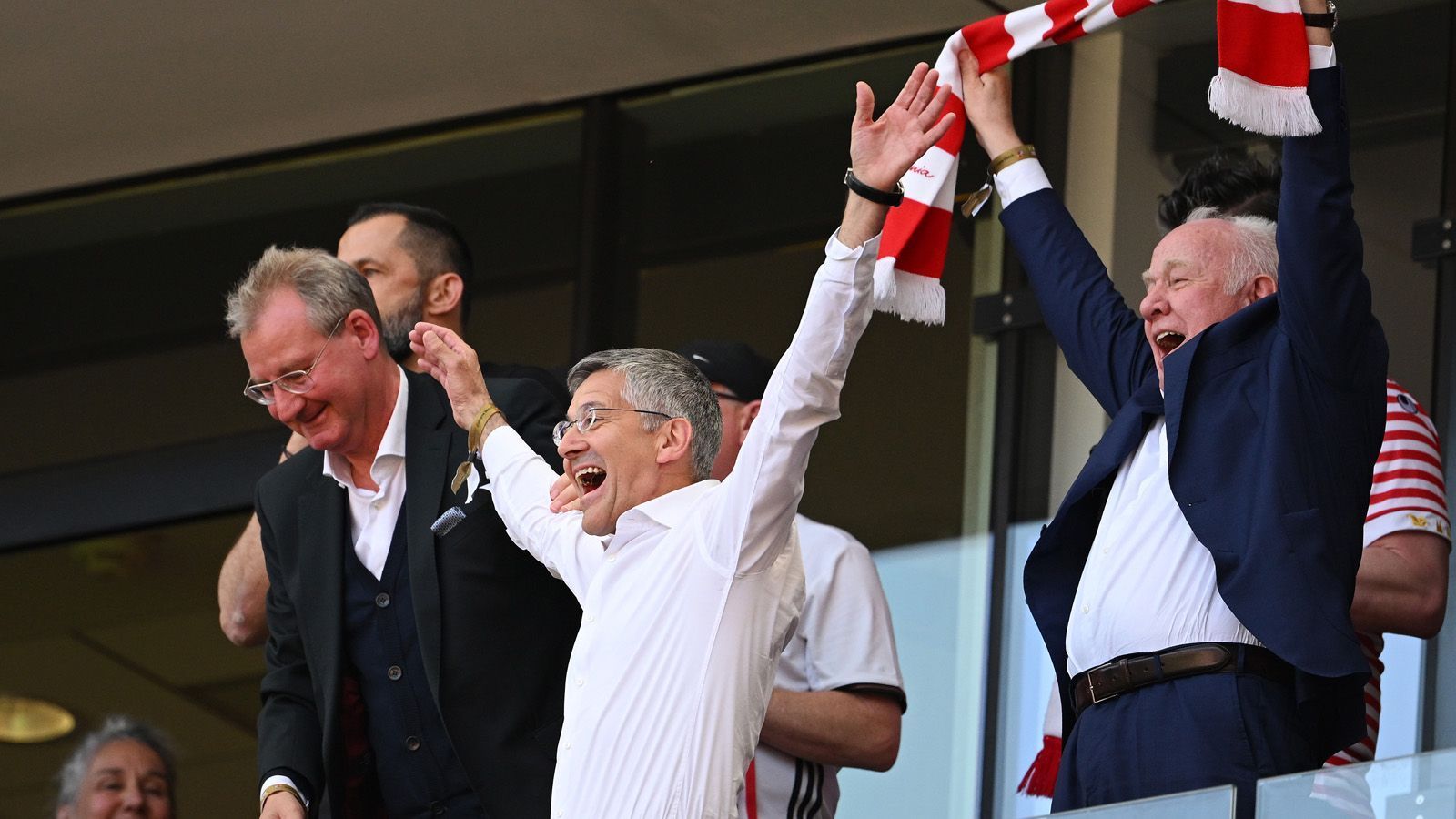 
                <strong>Hainer jubelt</strong><br>
                Auf der Tribüne jubelt Präsident Herbert Hainer, der kurz danach das Aus von Vorstandsboss Oliver Kahn bekannt gibt.
              