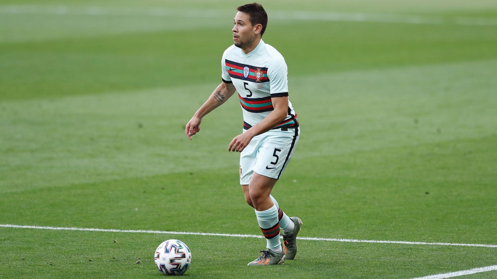 
                <strong>Raphael Guerreiro (Borussia Dortmund)</strong><br>
                Ein Linksverteidiger in einer Auflistung der Offensivpower? Das macht eigentlich bei kaum jemandem Sinn, bei Raphael Guerreiro allerdings schon. Der DFB-Pokalsieger von Borussia Dortmund interpretiert seine Außenverteidiger-Position extrem offensiv, immer wieder zieht er nach vorne ins zentrale Mittelfeld oder sogar ins Sturmzentrum. Nicht umsonst erzielte er beim ersten Gruppenspiel in Ungarn das 1:0 aus Mittelstürmer-Position. Nachteil: Bei Tempo-Gegenstößen des Gegners ist die linke Seite der Portugiesen oftmals anfällig.
              