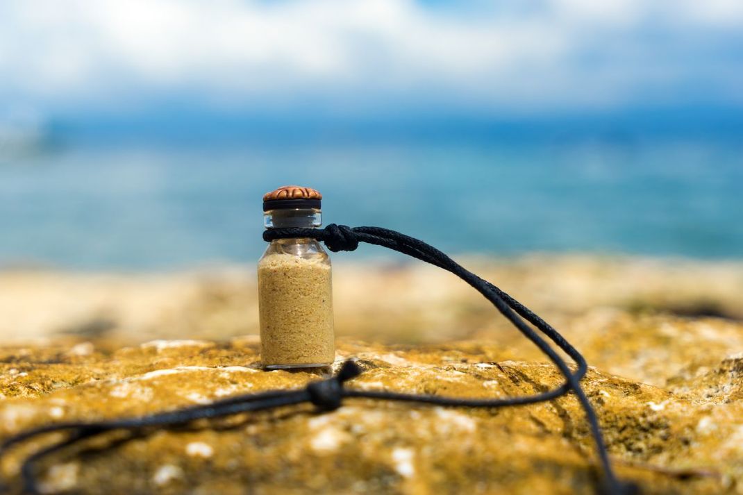 Ein kleines Gläschen Sand, das kann doch nicht schaden, oder? Von wegen. Italien bestraft Sand-Sammler:innen rigoros.