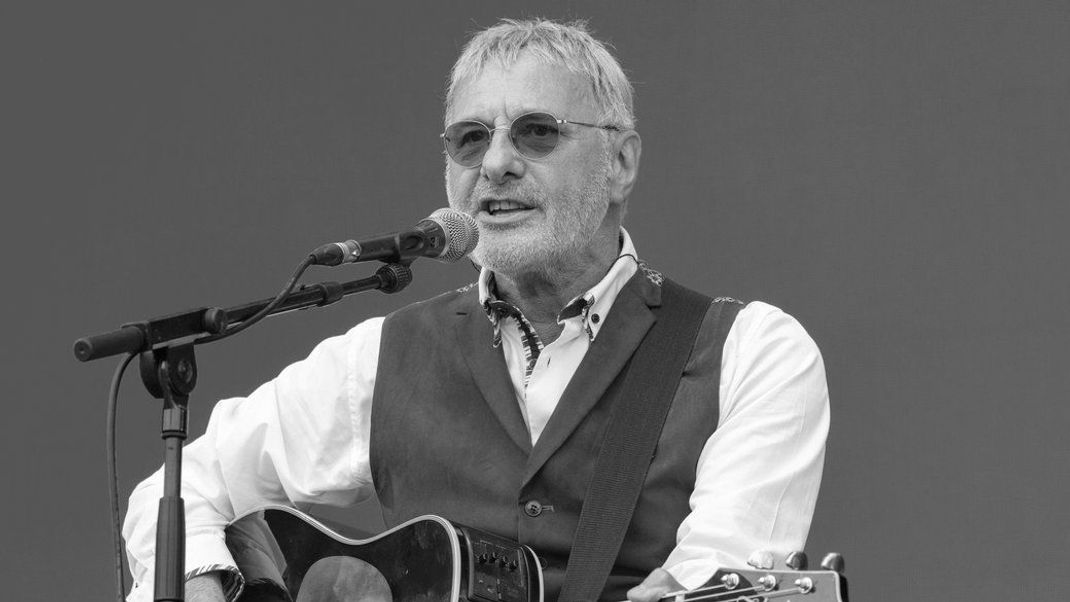 Steve Harley verliert den Kampf gegen den Krebs und stirbt mit 73 Jahren.