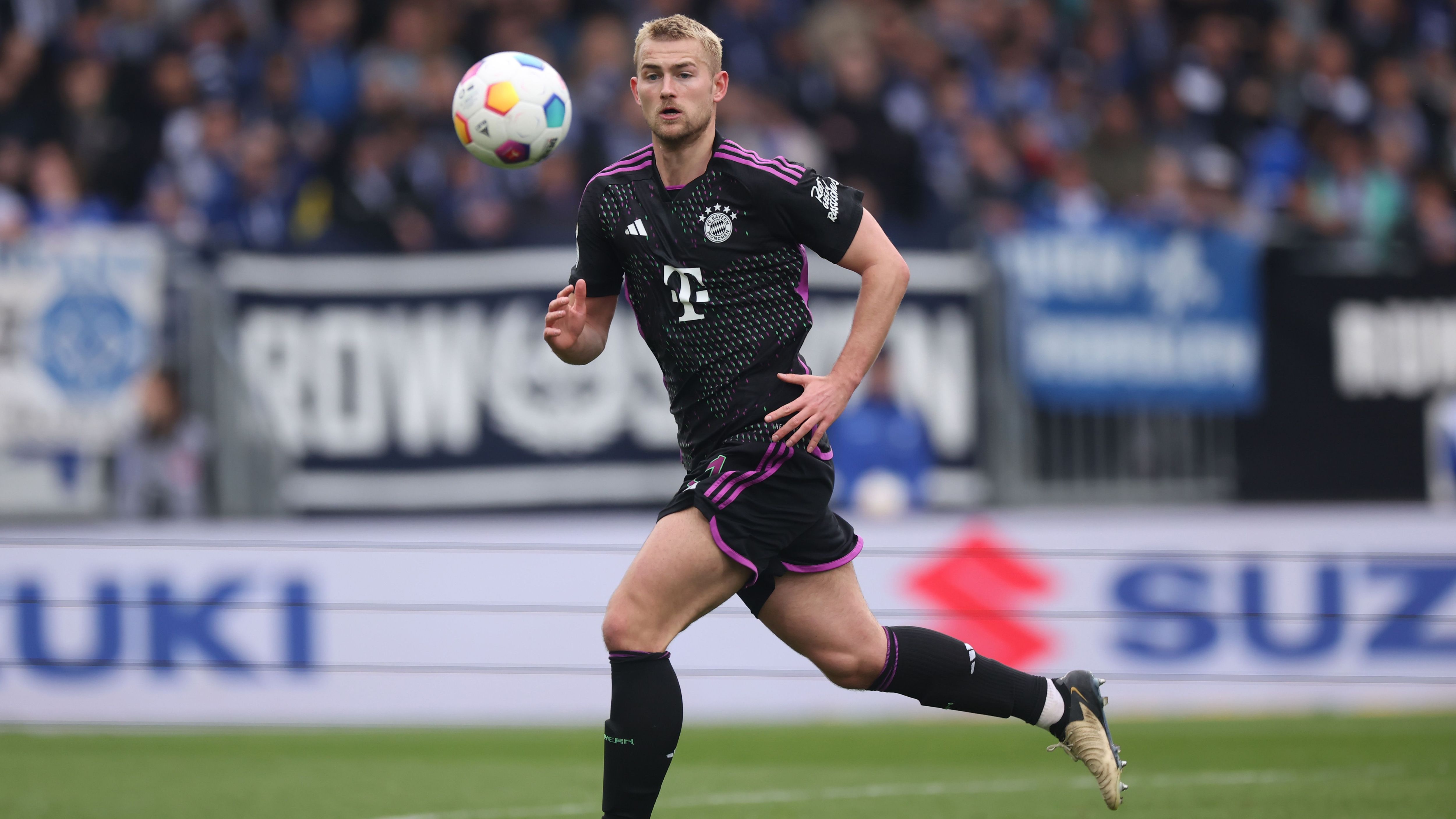 <strong>Matthijs de Ligt (FC Bayern München)</strong><br>Der Niederländer darf nach seiner Zwangspause beim 2:3 in Heidenheim wieder in der Startformation ran und spielt gewohnt robust und kompromisslos. Lässt sich aber vor dem 2:2 durch Trossard von Assistgeber Jesus düpieren. <strong><em>ran</em>-Note: 3</strong>