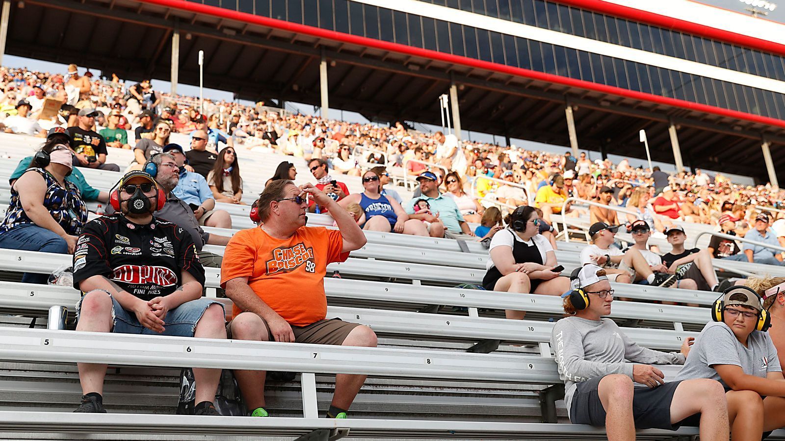 
                <strong>Trotz Coronavirus-Alarm: 20.000 Fans bei der NASCAR</strong><br>
                Gewonnen hat das Rennen übrigens Chase Elliott, der Sohn von NASCAR-Größe Bill Elliott kann sich damit über ein Siegerpreisgeld in Höhe von einer Million Dollar freuen.
              