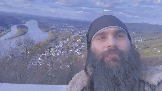 David Ortega Arenas mit seinem neuen Look auf Reisen im Siebengebirge.