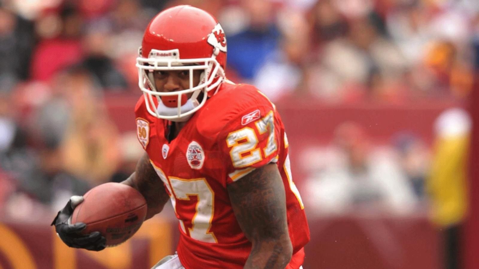 
                <strong>2007: Larry Johnson</strong><br>
                Auch der Holdout von Larry Johnson war bei "Hard Knocks" zu verfolgen. Der Running Back der Kansas City Chiefs streikte in der Saisonvorbereitung des Jahres 2007 genau 25 Tage lang und verpasste auch einen Teil der Preseason-Spiele. Die Chiefs gaben klein bei und legten ihm einen Sechsjahresvertrag über 45 Millionen US-Dollar vor – es war der bis dahin größte Vertrag in der Geschichte der Franchise. Sonderlich gut investiert war das Geld rückblickend nicht: Im Saisonverlauf zog sich Johnson eine schwere Fußverletzung zu. Zwei Jahre später wurde er wegen einiger Fehltritte abseits des Spielfeldes entlassen.
              