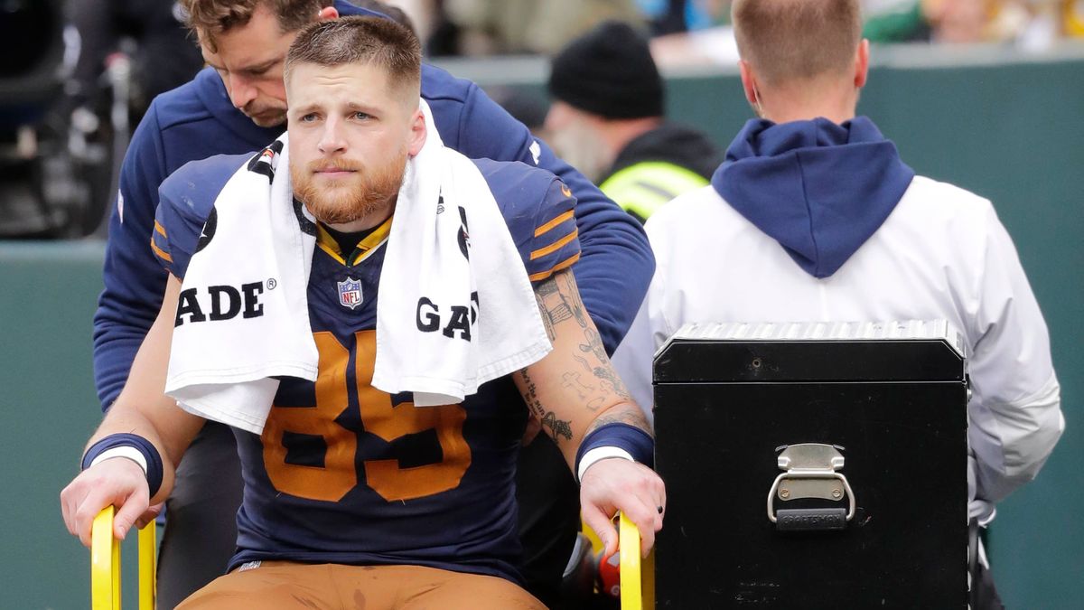 NFL, American Football Herren, USA Carolina Panthers at Green Bay Packers Nov 2, 2025; Green Bay, Wisconsin, USA; Green Bay Packers tight end Tucker Kraft (85) is carted off the field after getting...