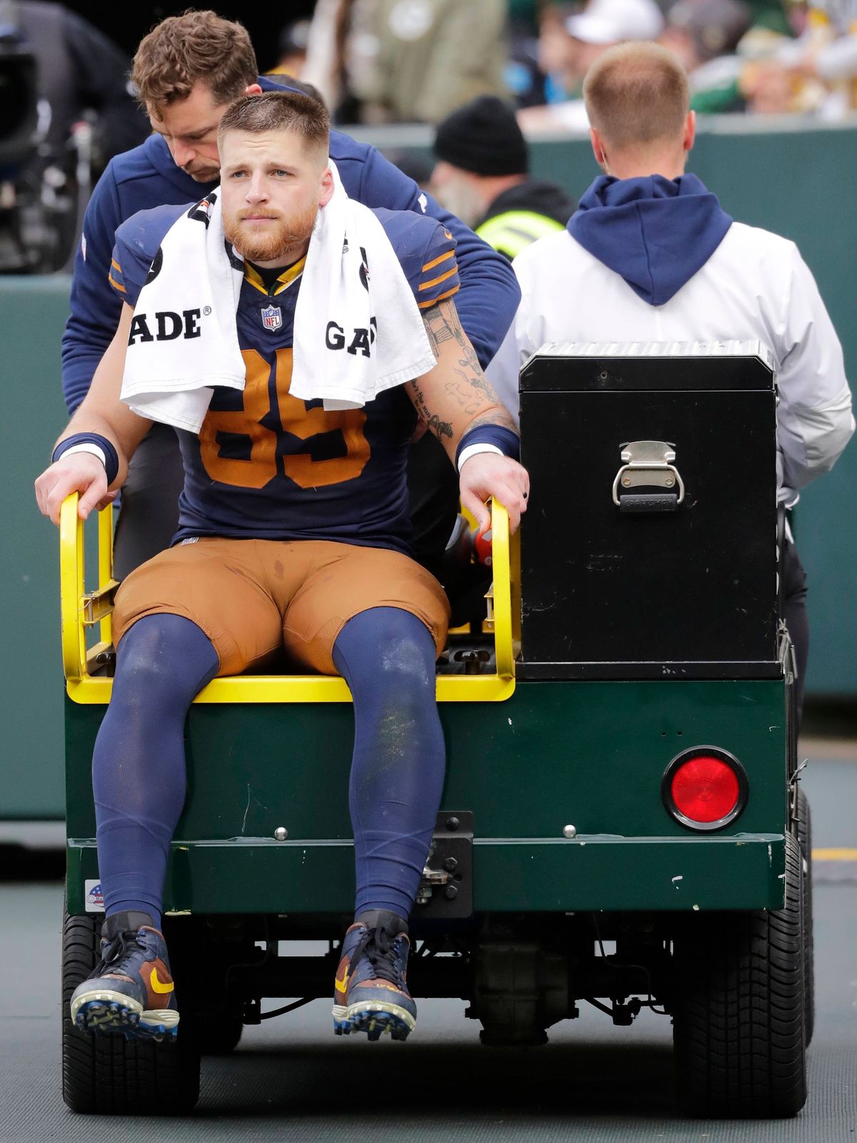 NFL, American Football Herren, USA Carolina Panthers at Green Bay Packers Nov 2, 2025; Green Bay, Wisconsin, USA; Green Bay Packers tight end Tucker Kraft (85) is carted off the field after getting...