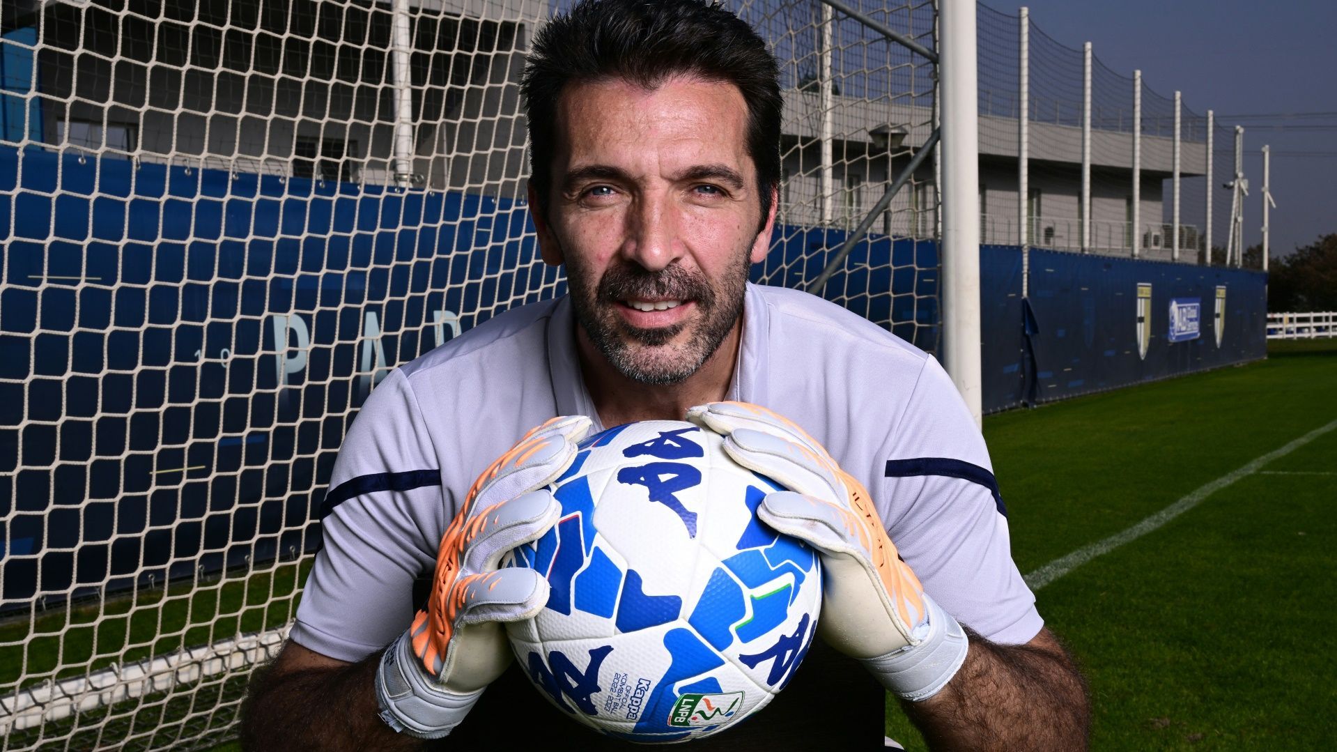 <strong>Gianluigi Buffon</strong><br>Drei Tage nach dem Karriereende bei Parma Calcio hat die italienische Torhüter-Ikone Gianluigi Buffon einen neuen Job. Der 45-Jährige wird Delegationsleiter der italienischen Nationalmannschaft. "Das ist ein großartiger Tag für die Nationalmannschaft. Gigi kehrt nach Hause zurück. Er ist eine Ikone und besondere Person", sagte Verbandspräsident Gabriele Gravina.