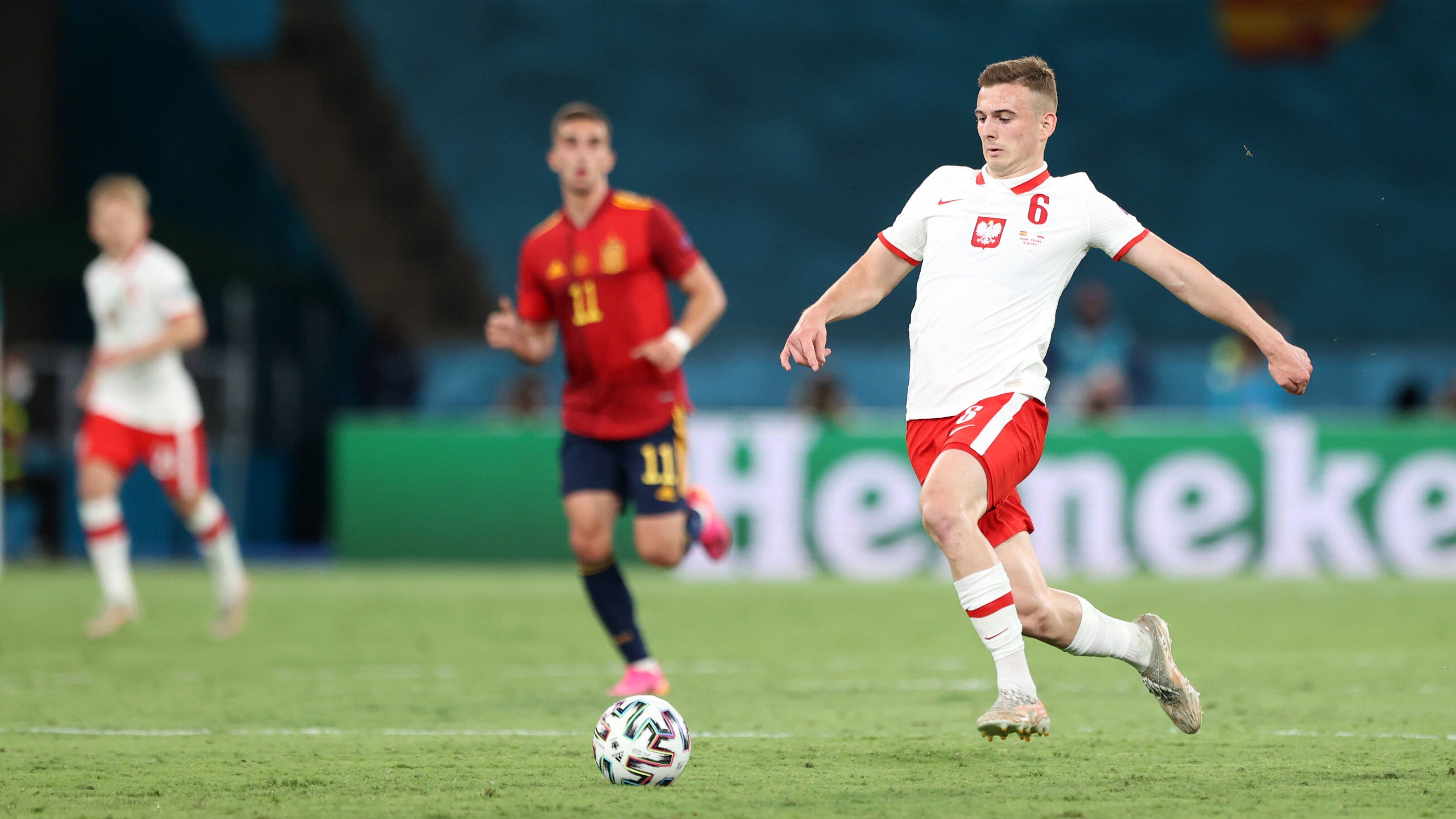 
                <strong>Bellingham schon wieder Geschichte: Polen stellt den jüngsten EM-Spieler aller Zeiten</strong><br>
                BVB-Youngster Jude Bellingham ist seinen Rekord nach gerade einmal sechs Tagen wieder los! Der Pole Kacper Kozlowski ist seit seinem Einsatz gegen Spanien der jüngste Spieler der EM-Geschichte. Mit 17 Jahren und 246 Tagen gelingt dem Mittelfeldstrategen von Pogon Stettin der Sprung in die Geschichtsbücher des europäischen Fußballs.
              