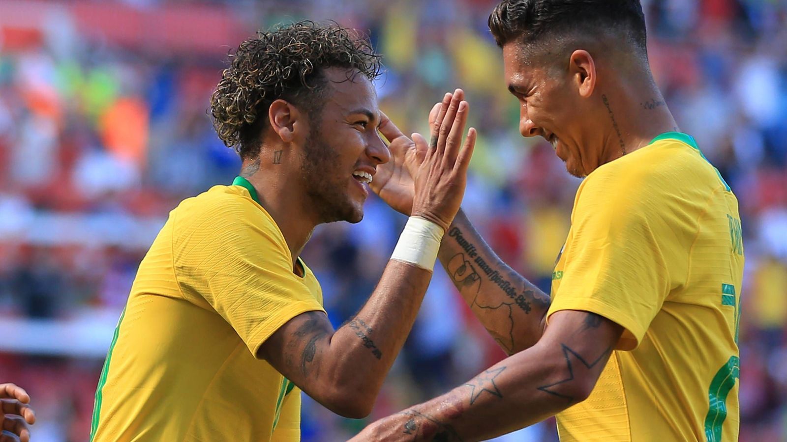 
                <strong>Platz 3 - Brasilien</strong><br>
                Anders als noch bei der WM 2014 im eigenen Land hängt das Spiel des Rekordweltmeisters nicht mehr so sehr von Superstar Neymar ab. Das hat die Selecao beim 1:0-Erfolg in Berlin gegen Deutschland im März gezeigt. Mit Neymar ist sie aber natürlich noch einen Tick stärker. Der 26-Jährige wurde rechtzeitig fit und meldete sich mit je einem Treffer bei den Erfolgen gegen Kroatien (2:0) und Österreich (3:0) eindrucksvoll zurück. Die Brasilianer sind in allen Mannschaftsteilen top besetzt und können sich sogar den Luxus leisten, auf einen David Luiz zu verzichten.
              