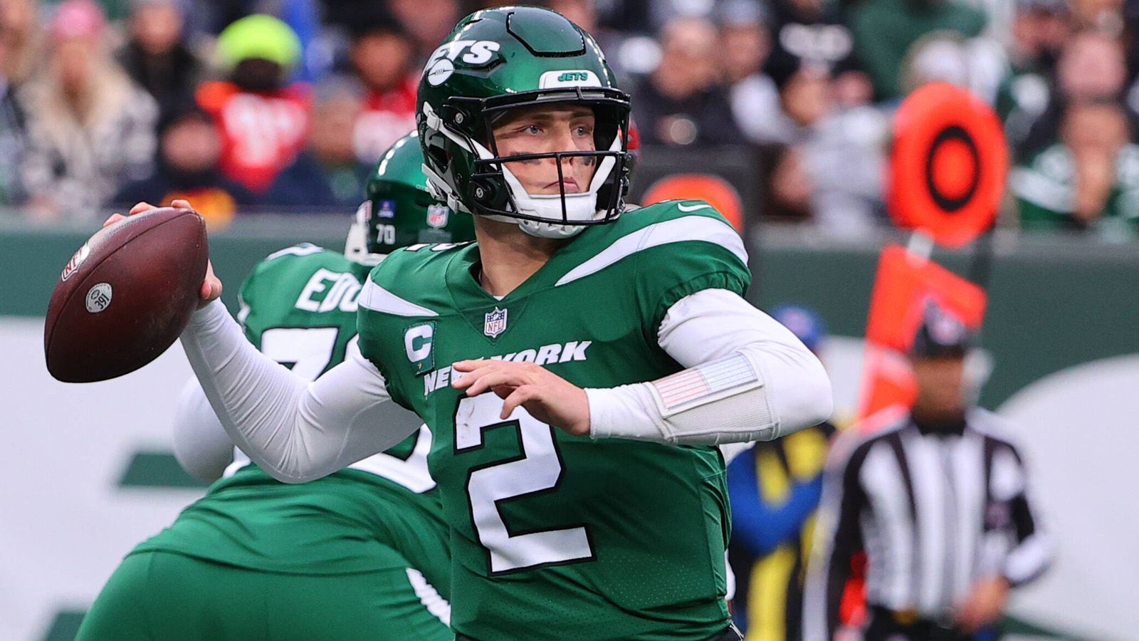 
                <strong>Zach Wilson (New York Jets)</strong><br>
                Im Draft 2021 schraubte Zach Wilson seinen Wert in der Vorbereitung auf den Draft extrem nach oben und wurde letztlich von den New York Jets an zweiter Stelle gezogen. Die Franchise suchte einen Nachfolger für das gescheiterte Experiment mit Sam Darnold. Dementsprechend lagen die Erwartungen ebenfalls hoch, doch der Rookie erlitt eine schmerzhafte erste Saison, kassierte 44 Sacks in 13 Spielen und fiel zwischenzeitlich für vier Wochen aus. 2334 Yards und neun Touchdowns erzielte er in seinen 13 Starts, dagegen standen elf Interceptions. In seinem ersten Jahr als Head Coach konnte Robert Saleh noch nicht viel aus seinem Team sowie seinem Quarterback herausholen, jetzt führt er mit Wilson und Receiver Elijah Moore ein blutjunges Jets-Team ins zweite Jahr. Und auch wenn Edel-Back-Up Joe Flacco vor der Saison einen neuen Vertrag über ein Jahr unterschrieb, wird Wilson aller Voraussicht nach Starter bleiben.
              