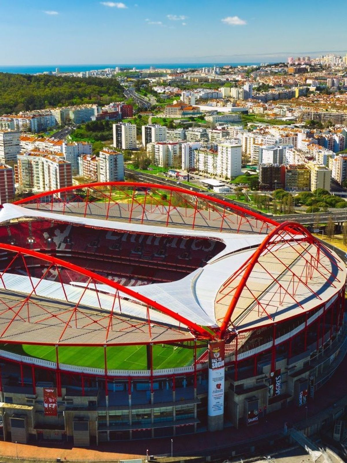 Im Estadio da Luz fand 2004 das EM-Finale statt