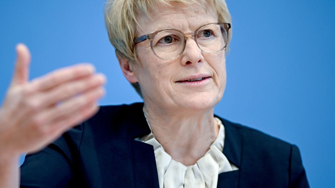 Veronika Grimm, Mitglied im Sachverständigenrat der Bundesregierung, spricht bei der Pressekonferenz. 