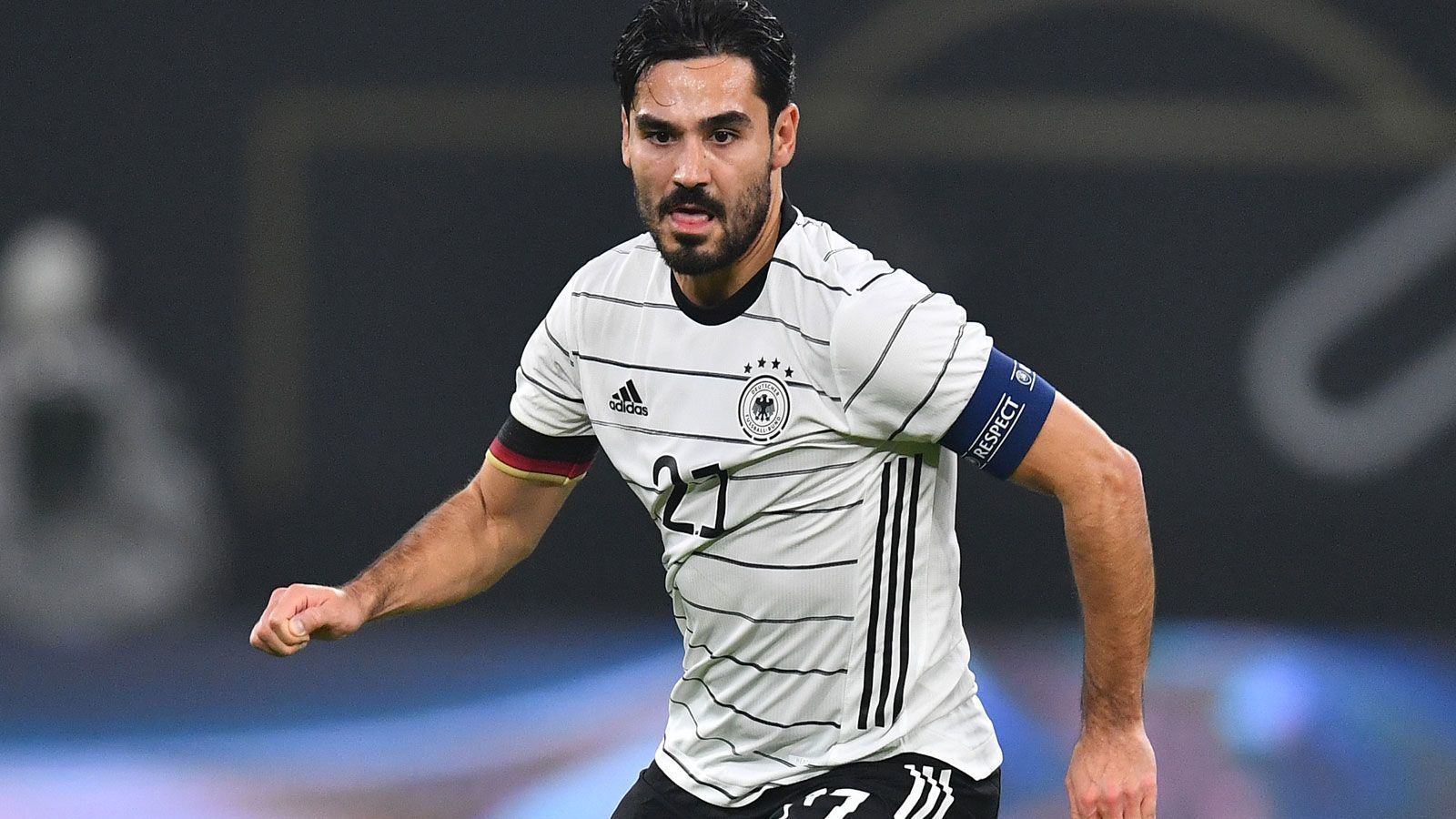 
                <strong>Sicher dabei: Ilkay Gündogan (Mittelfeld, Manchester City)</strong><br>
                Beinahe heimlich, still und leise ist Ilkay Gündogan zu einer der Führungspersönlichkeiten im DFB-Team aufgestiegen. Immerhin gab der Ex-Dortmunder bereits 2012 sein Debüt, wurde jedoch mehrmals von schweren Verletzungen für längere Zeit ausgebremst. Er besticht durch seine ordnende Hand auf dem Platz. Sein größtes Problem: Auf seiner Schokoladen-Position gibt es ein dichtes Gedränge um die Stammplätze. Womöglich muss der gebürtige Gelsenkirchener sich also mit der Jokerrolle begnügen - wie bereits bei der WM 2018, seinem ersten großen Turnier.
              