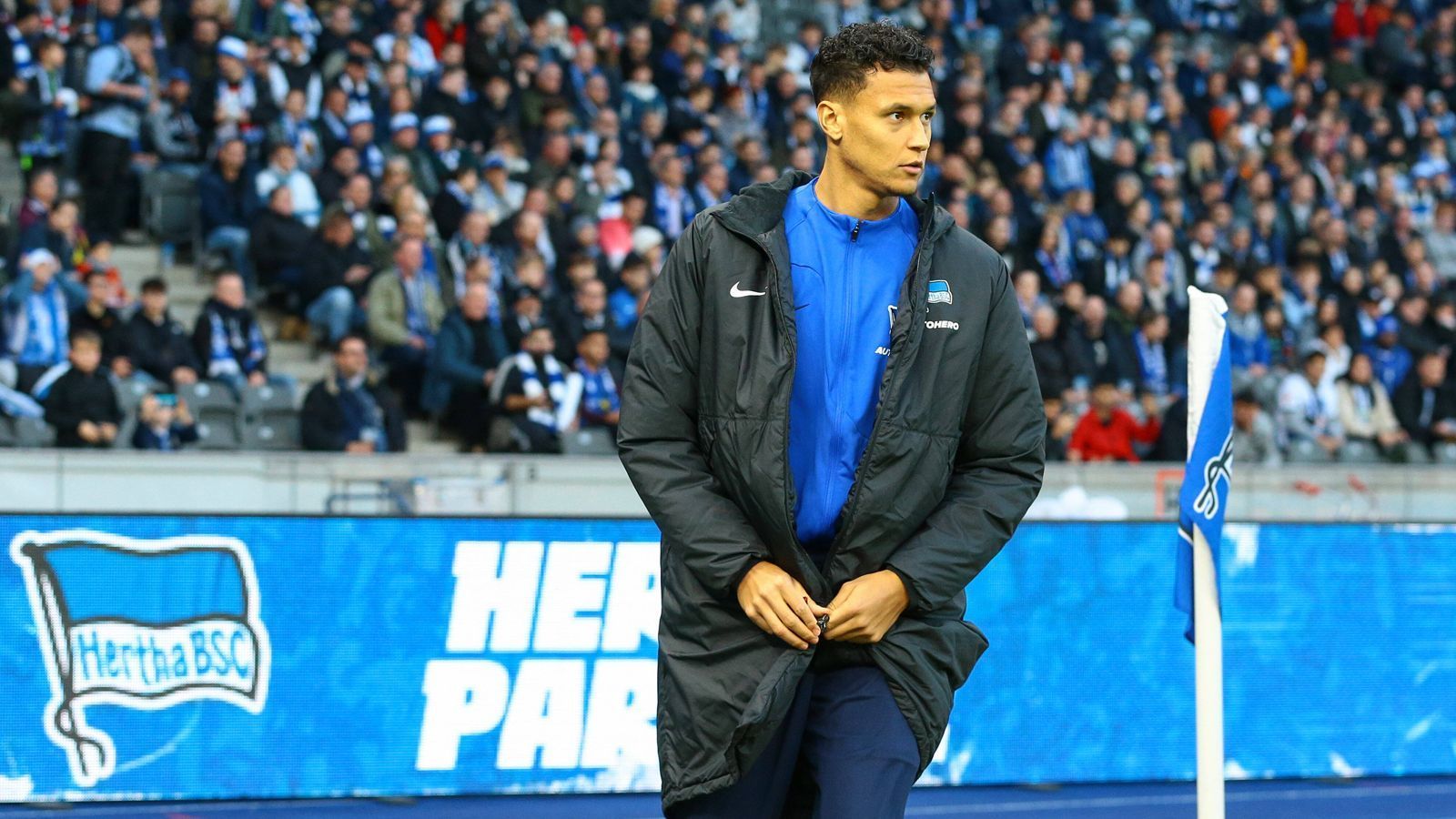 
                <strong>Davie Selke (Abgang Hertha BSC / Zugang 1. FC Köln)</strong><br>
                Davie Selke verlässt Hertha BSC nach fünfeinhalb Jahren mit zwischenzeitlicher Leihe nach Bremen und wird ab sofort für den 1. FC Köln in der Bundesliga auflaufen. In der Domstadt unterschrieb der Angreifer einen Vertrag bis zum 30. Juni 2024. "Was sich beim FC in den vergangenen eineinhalb Jahren entwickelt hat, war natürlich auch aus der Ferne zu beobachten. Dieser positive Eindruck hat sich in den guten Gesprächen mit den Verantwortlichen bestätigt", wird Selke in der Pressemitteilung zitiert.
              