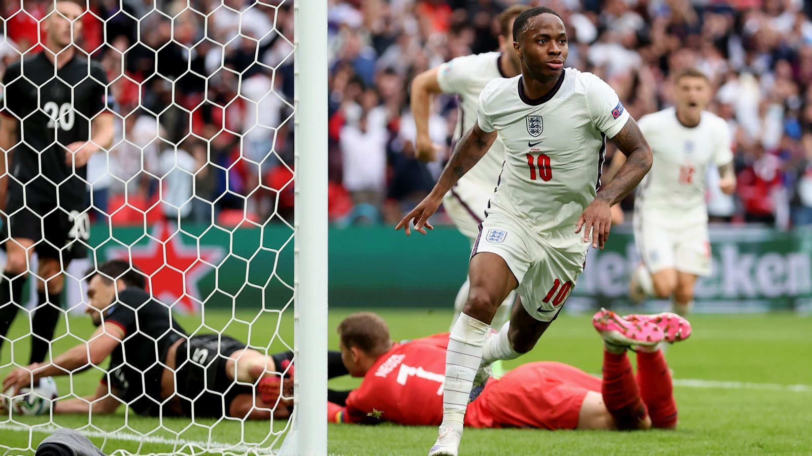 
                <strong>EM-Endrunde 2021: England - Deutschland 2:0 (0:0)</strong><br>
                ... Lange stand es vor wegen der Corona-Beschränkungen nur knapp 42.000 Zuschauern 0:0, dann schlug Raheem Sterling in der 75. Minute zum 1:0 für die Engländer zu ... 
              