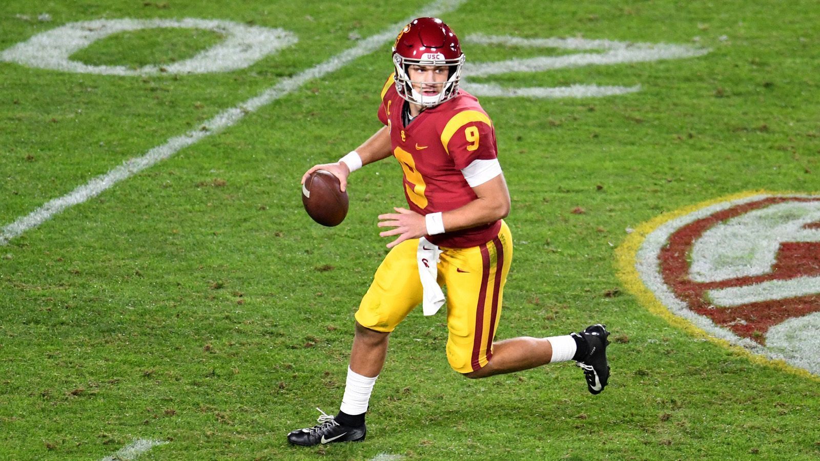 
                <strong>Kedon Slovis (USC Trojans)</strong><br>
                Kedon Slovis erhielt in den vergangenen Jahren nicht die gleiche Aufmerksamkeit wie einige andere junge Quarterbacks. Nach seiner High-School-Zeit wurden ihm nur wenige Stipendien angeboten. Bei den USC Trojans bewies der 20-Jährige jedoch gleich im ersten Jahr sein Potenzial, wurde 2019 zum Pac-12 Offensive Freshman of the Year ernannt. Vergangene Saison brachte er in sechs Spielen 67 Prozent seiner Pässe für 17 Touchdowns an, warf allerdings auch sieben Interceptions. Seine Schwachstellen: die Verletzungsanfälligkeit und die mangelnde Mobilität.
              