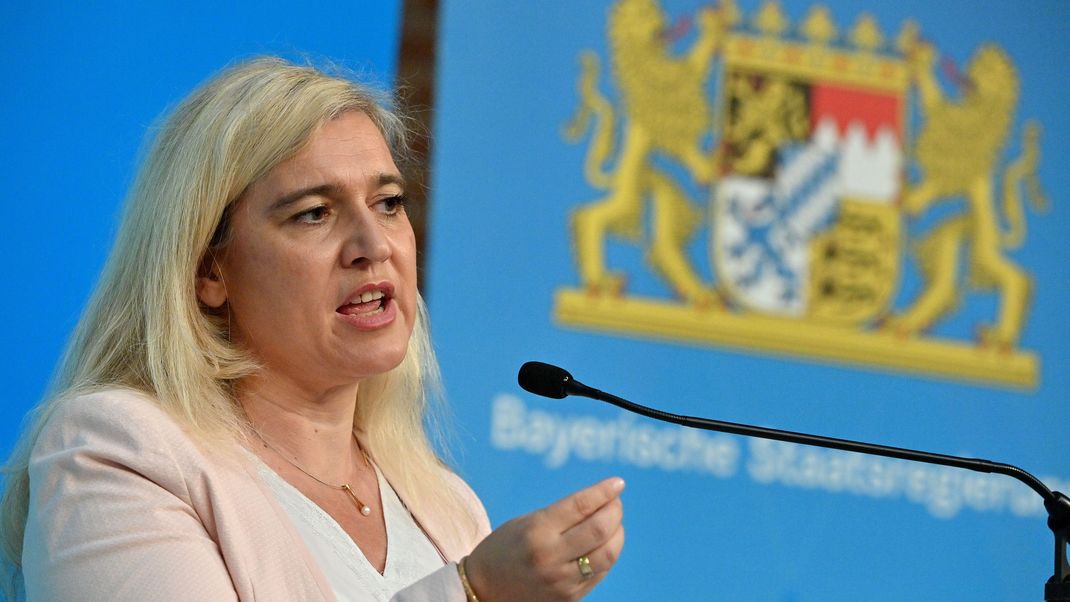 Melanie Huml (CSU), Staatsministerin für Gesundheit und Pflege, nimmt nach der Kabinettssitzung der bayerischen Staatsregierung an einer Pressekonferenz teil.